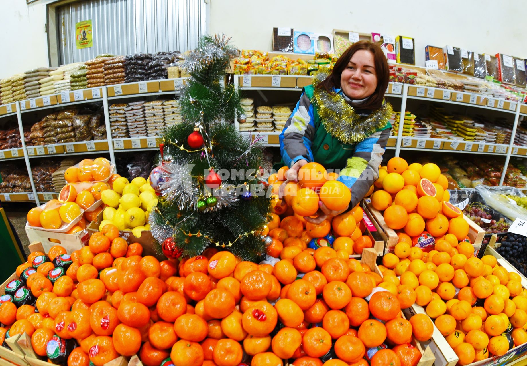 Оренбург. Торговля фруктами в преддверии Нового года.