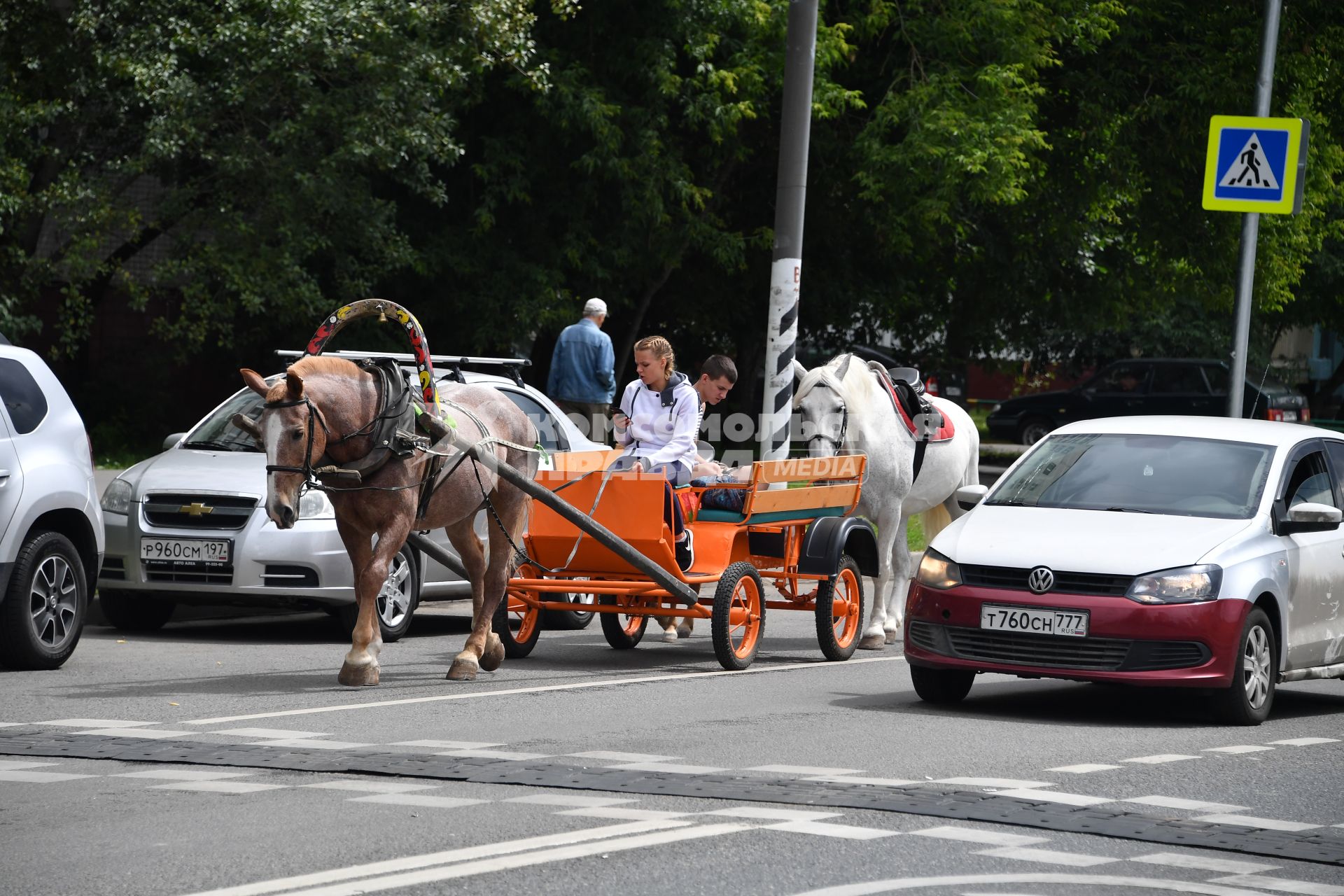 Москва.  Конная повозка на одной из улиц города.