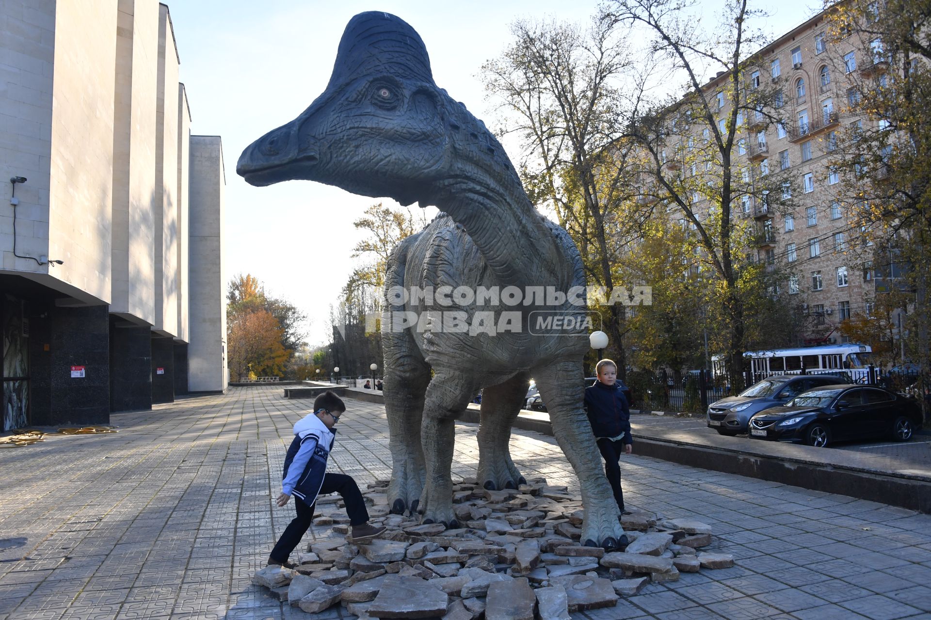 Москва.  Дети играют во дворе Государственного Дарвиновского музея.