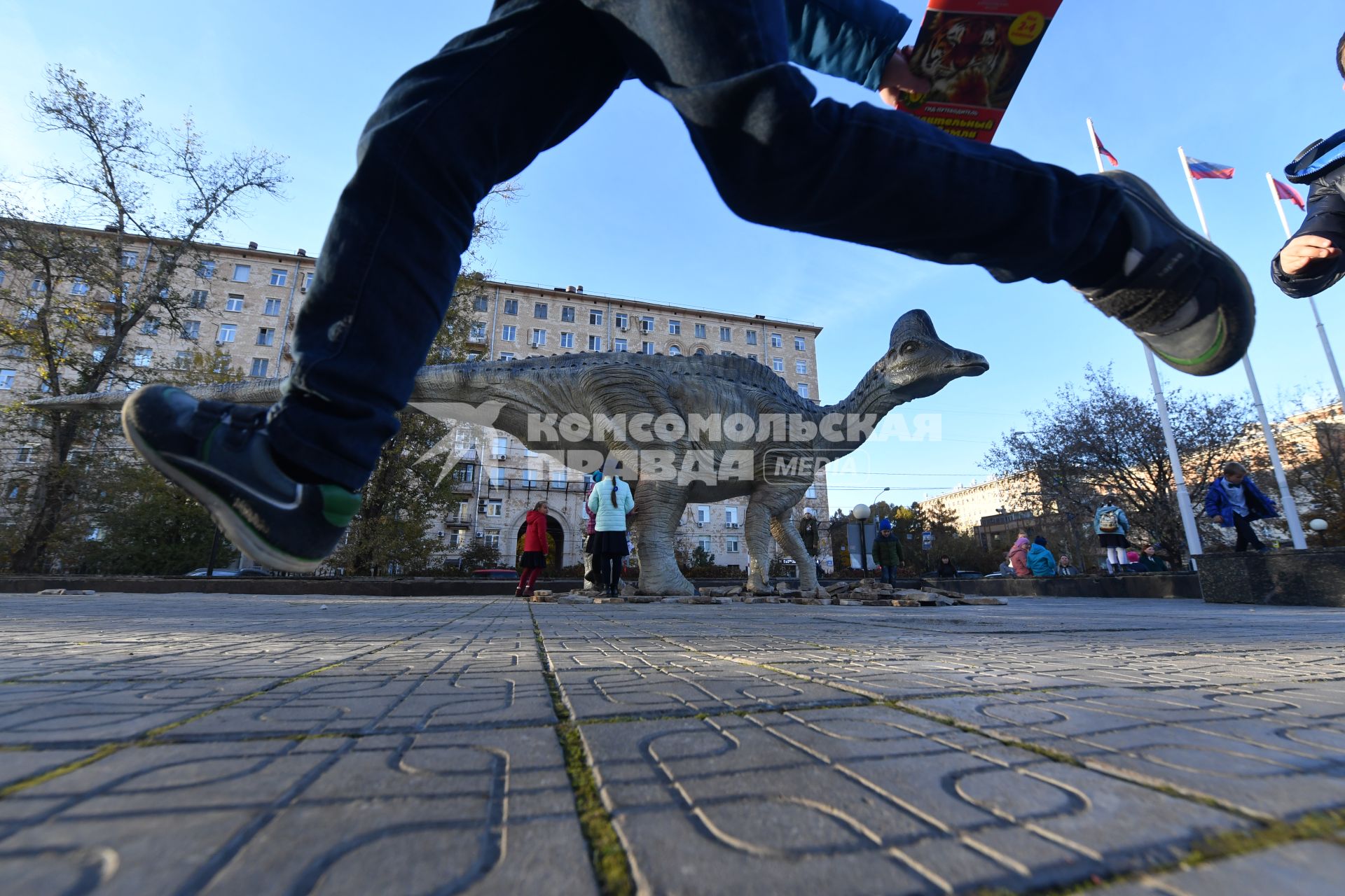 Москва.  Дети играют во дворе Государственного Дарвиновского музея.