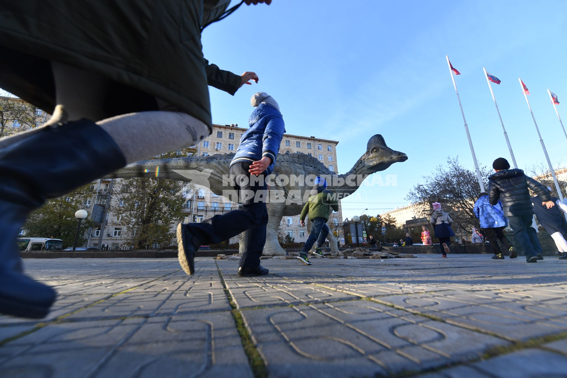 Москва.  Дети играют во дворе Государственного Дарвиновского музея.