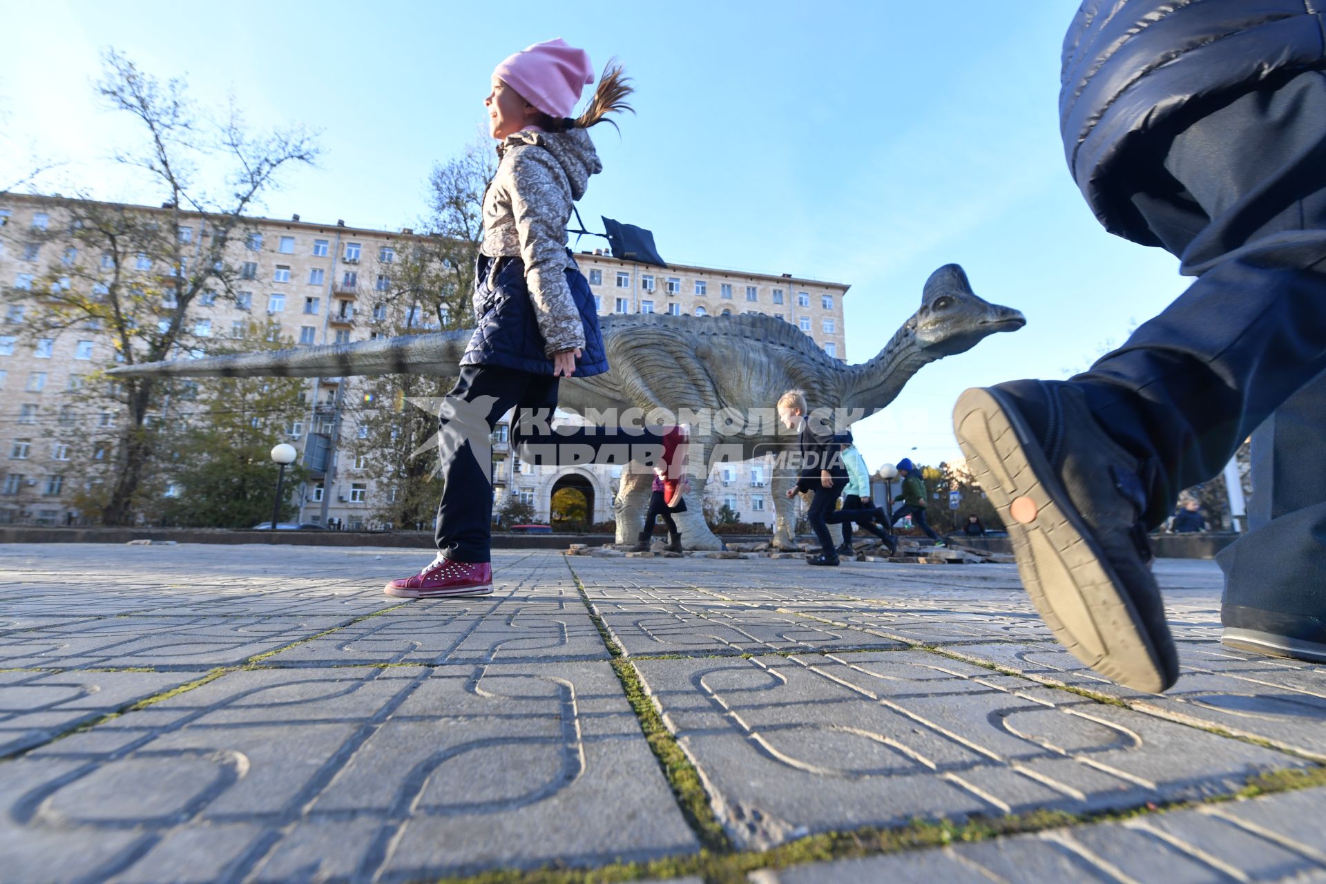 Москва.  Дети играют во дворе Государственного Дарвиновского музея.