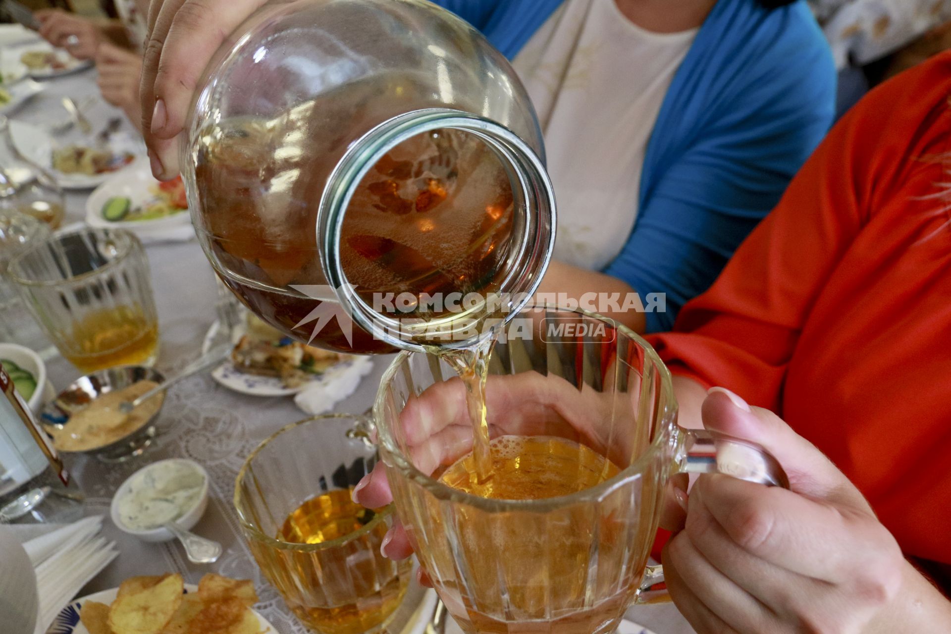 Барнаул. Посетители пьют пиво в закусочной.