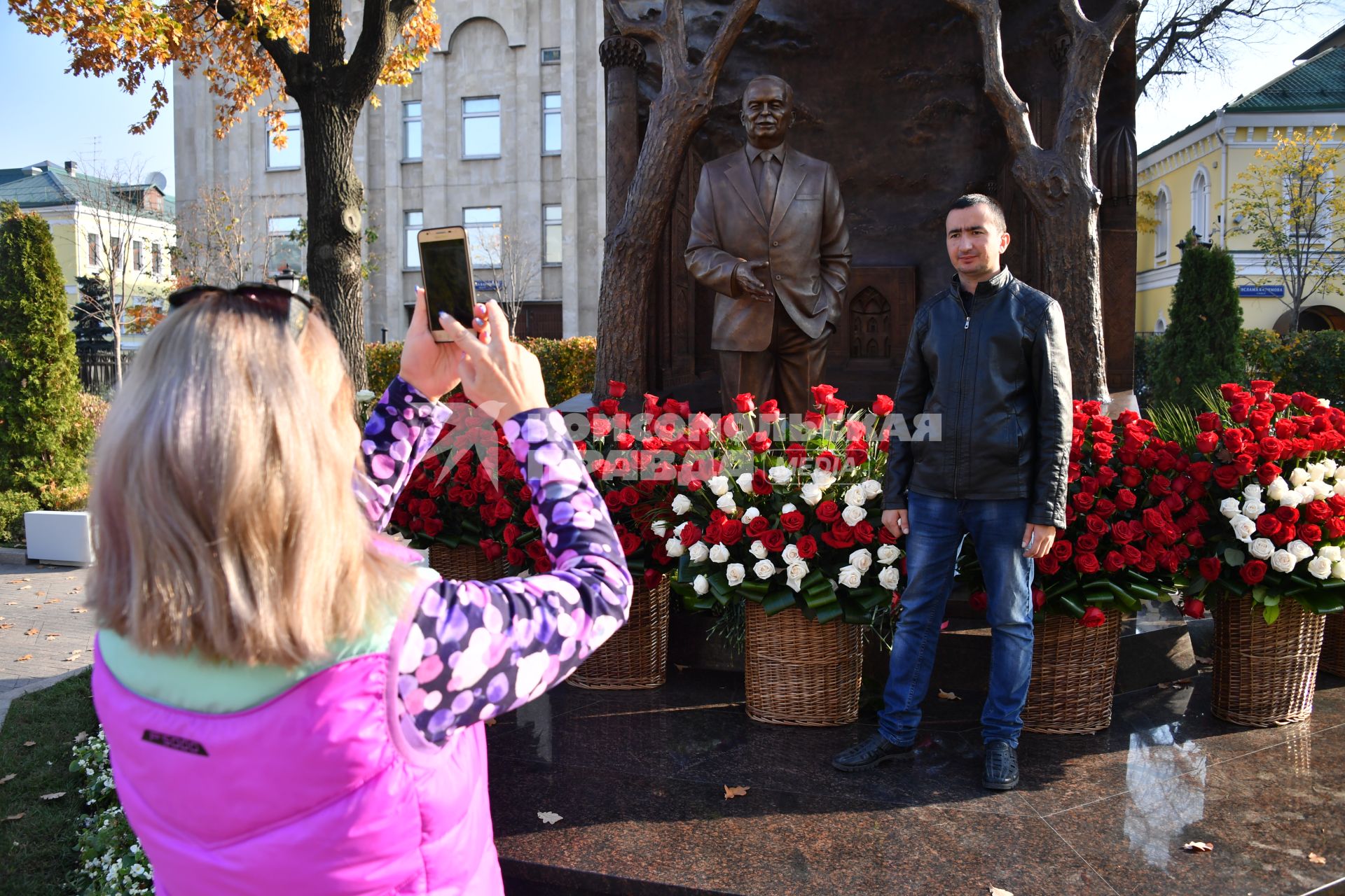 Москва. Мужчина фотографируется у памятника первому президенту Узбекистана Исламу Каримову  на улице Большая Полянка.