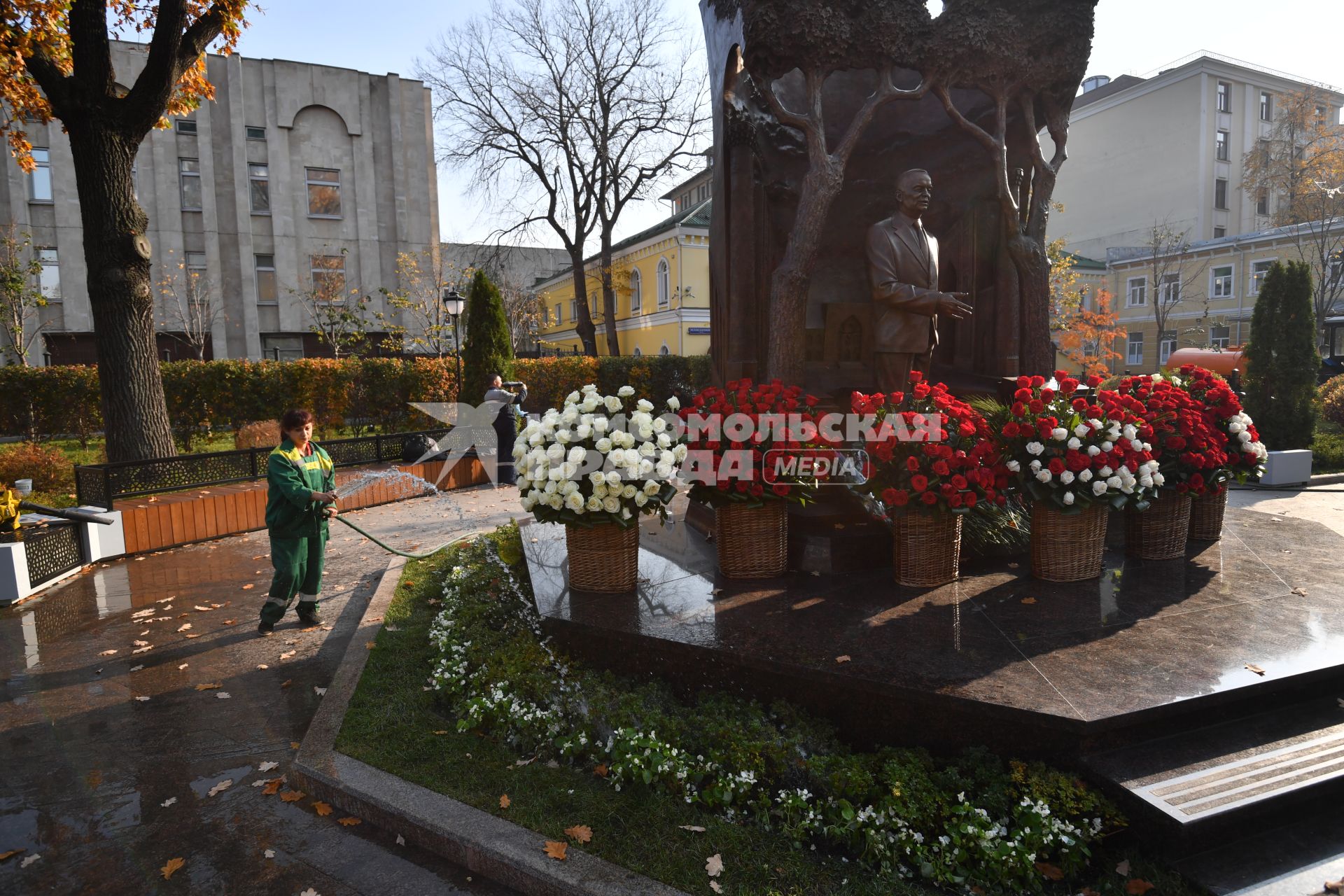 Москва. Памятник первому президенту Узбекистана Исламу Каримову  на улице Большая Полянка.