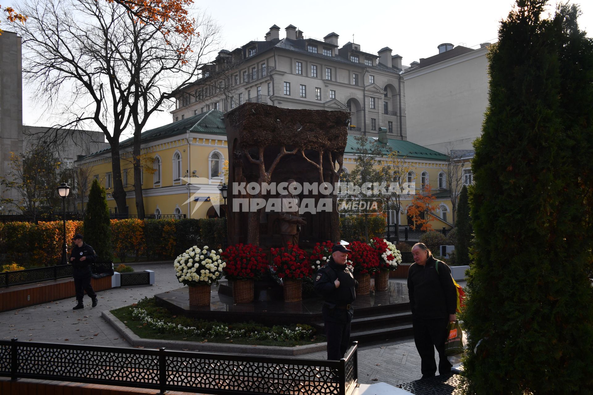 Москва. Памятник первому президенту Узбекистана Исламу Каримову  на улице Большая Полянка.