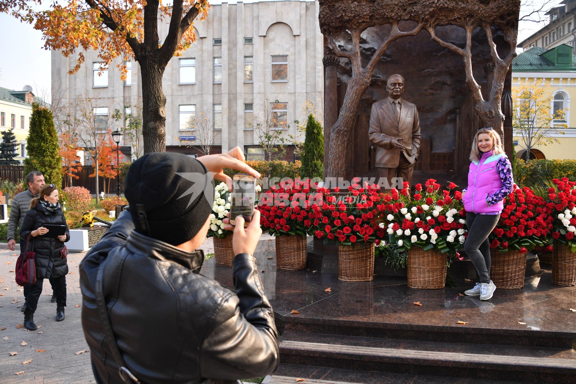 Москва. Девушка фотографируется у памятника первому президенту Узбекистана Исламу Каримову  на улице Большая Полянка.