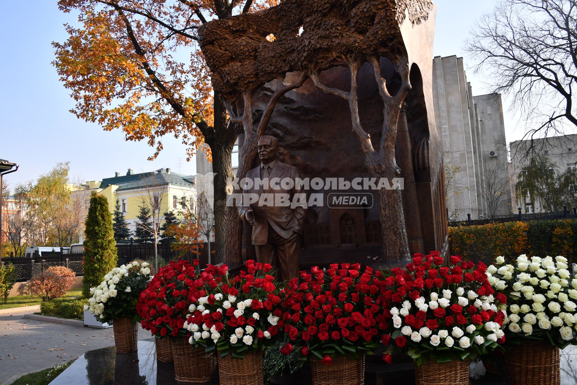 Москва. Памятник первому президенту Узбекистана Исламу Каримову  на улице Большая Полянка.