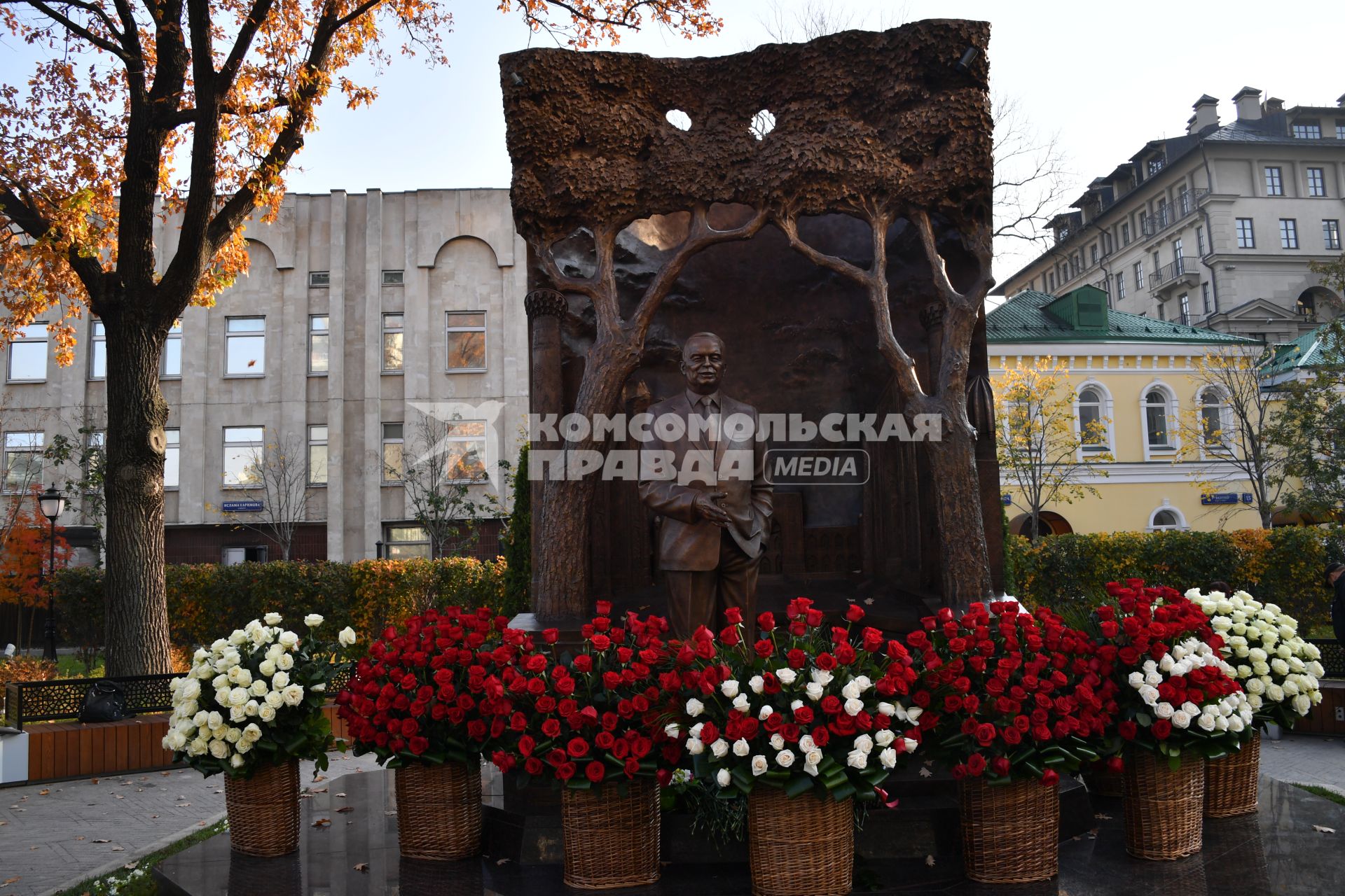 Москва. Памятник первому президенту Узбекистана Исламу Каримову  на улице Большая Полянка.