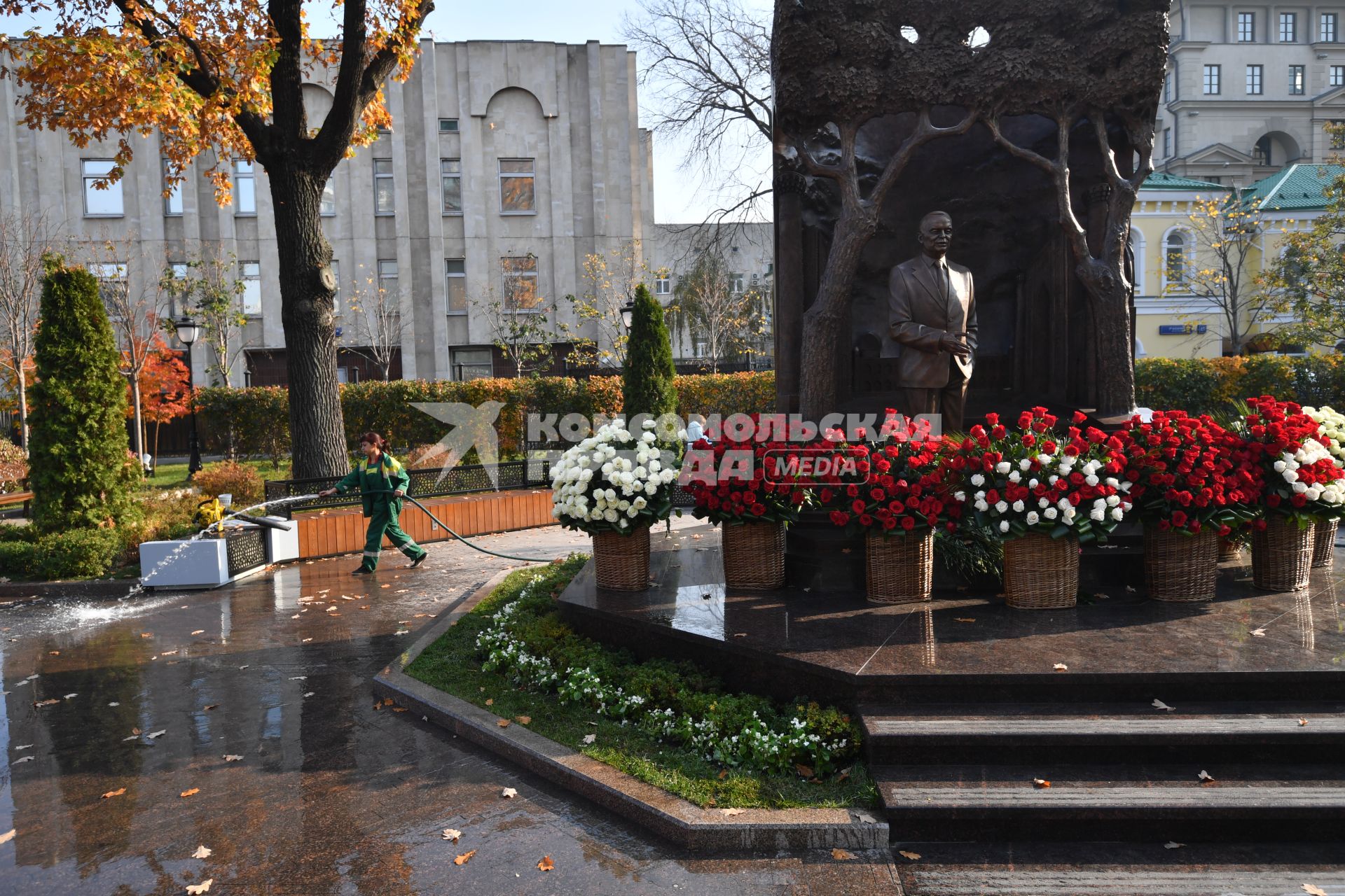 Москва. Памятник первому президенту Узбекистана Исламу Каримову  на улице Большая Полянка.