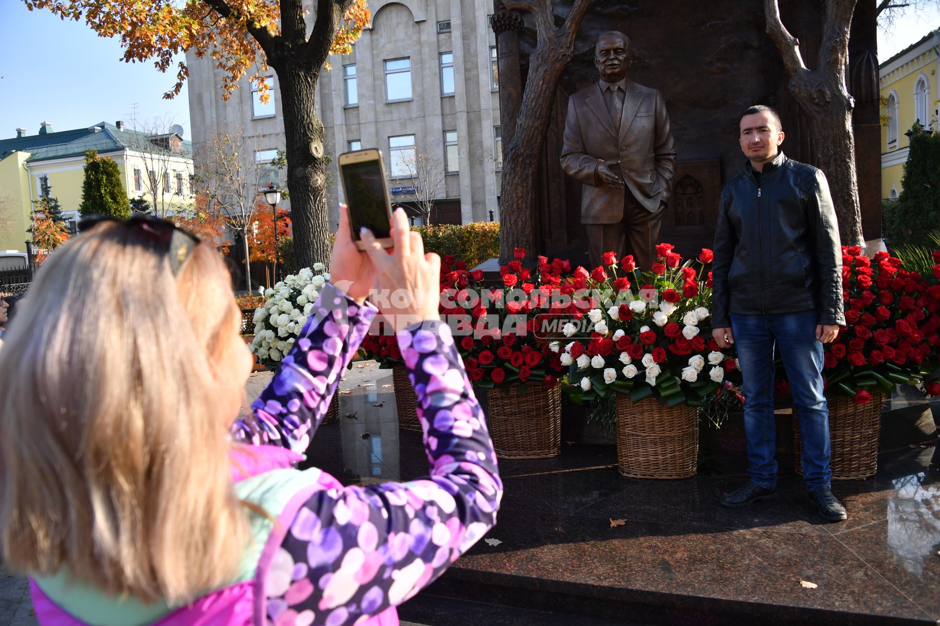 Москва. Мужчина фотографируется у памятника первому президенту Узбекистана Исламу Каримову  на улице Большая Полянка.