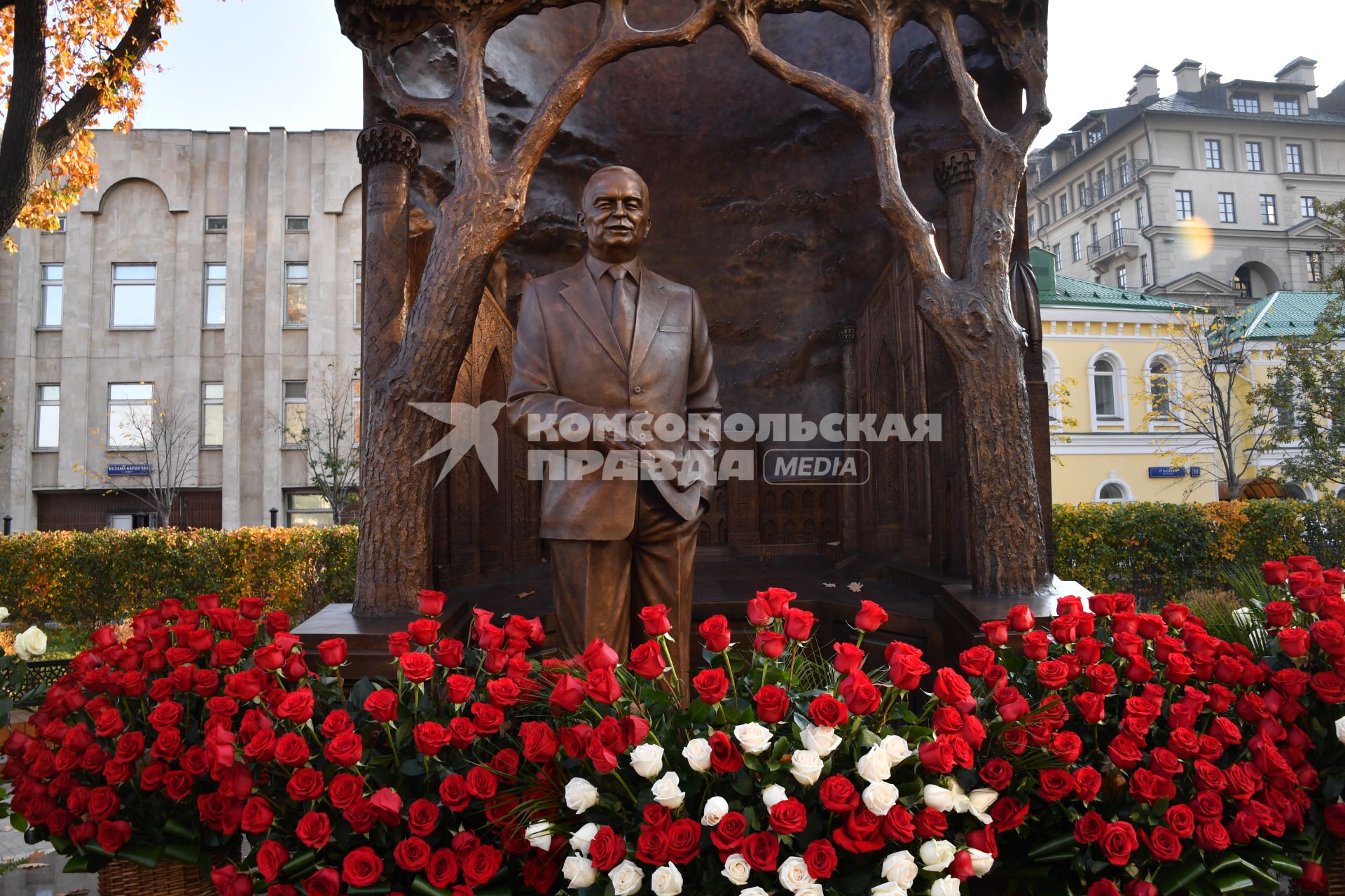 Москва. Памятник первому президенту Узбекистана Исламу Каримову  на улице Большая Полянка.