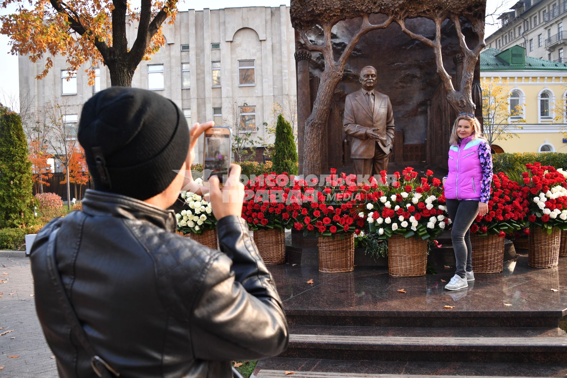 Москва. Девушка фотографируется у памятника первому президенту Узбекистана Исламу Каримову  на улице Большая Полянка.