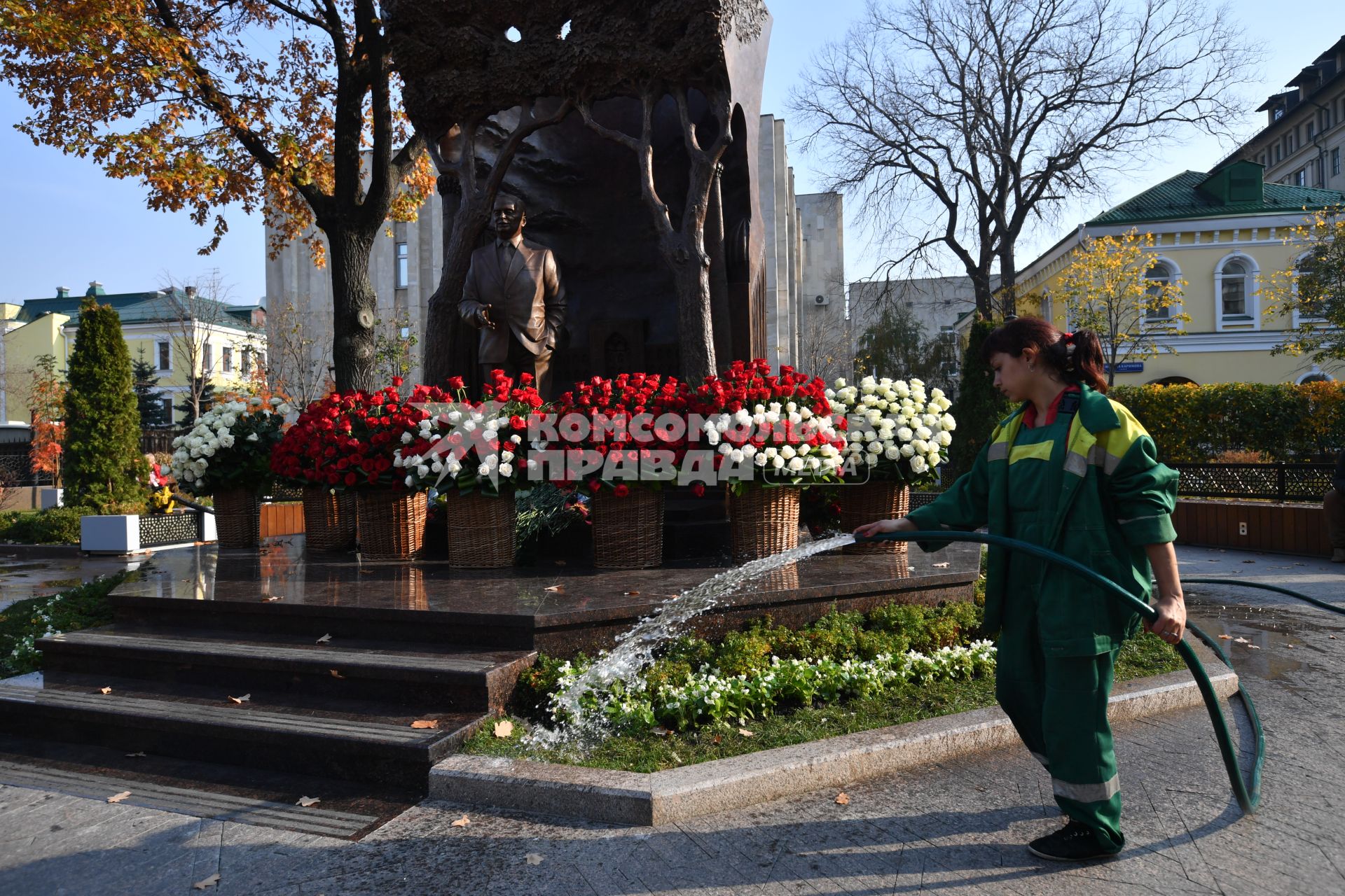 Москва. Памятник первому президенту Узбекистана Исламу Каримову  на улице Большая Полянка.