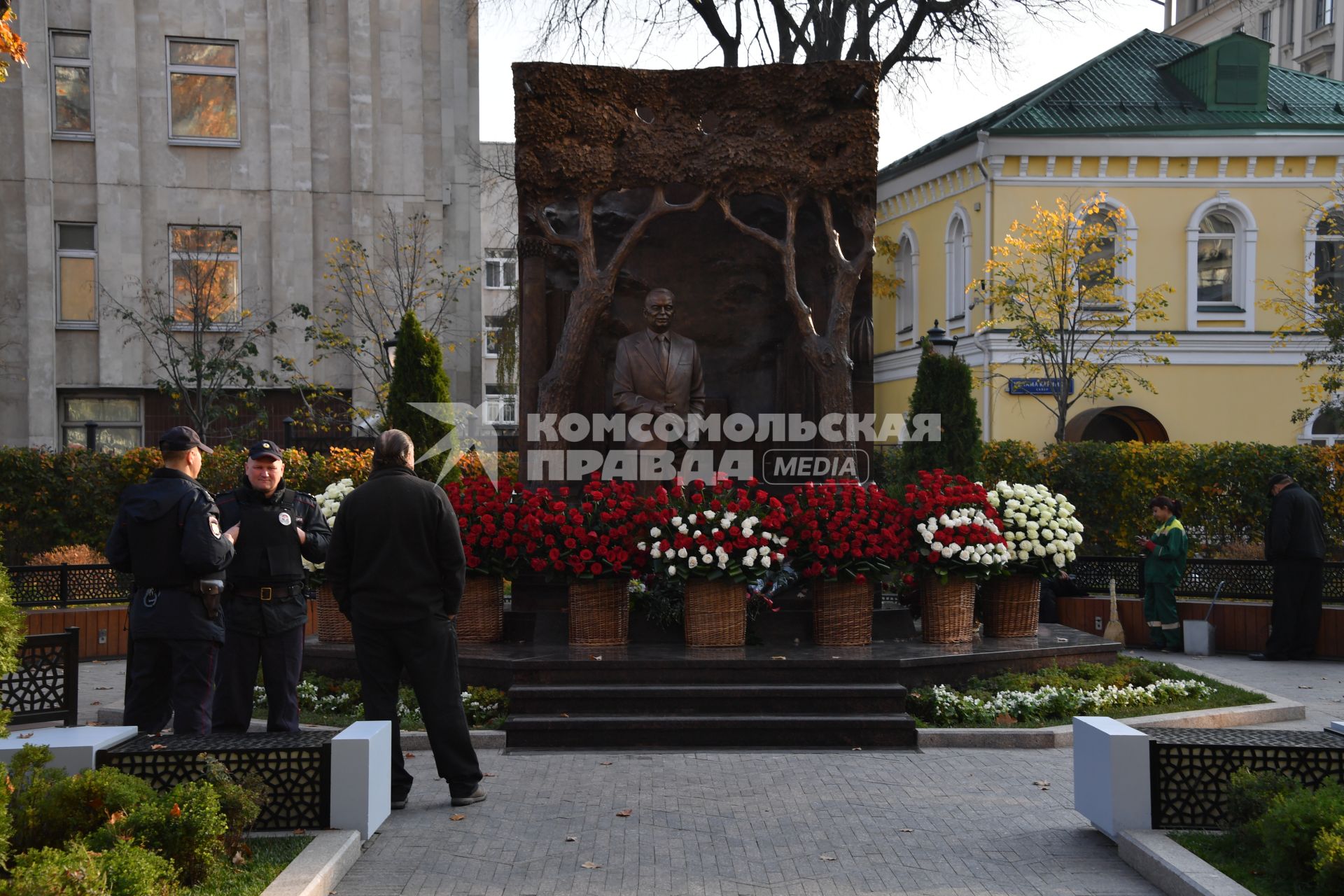 Москва. Памятник первому президенту Узбекистана Исламу Каримову  на улице Большая Полянка.