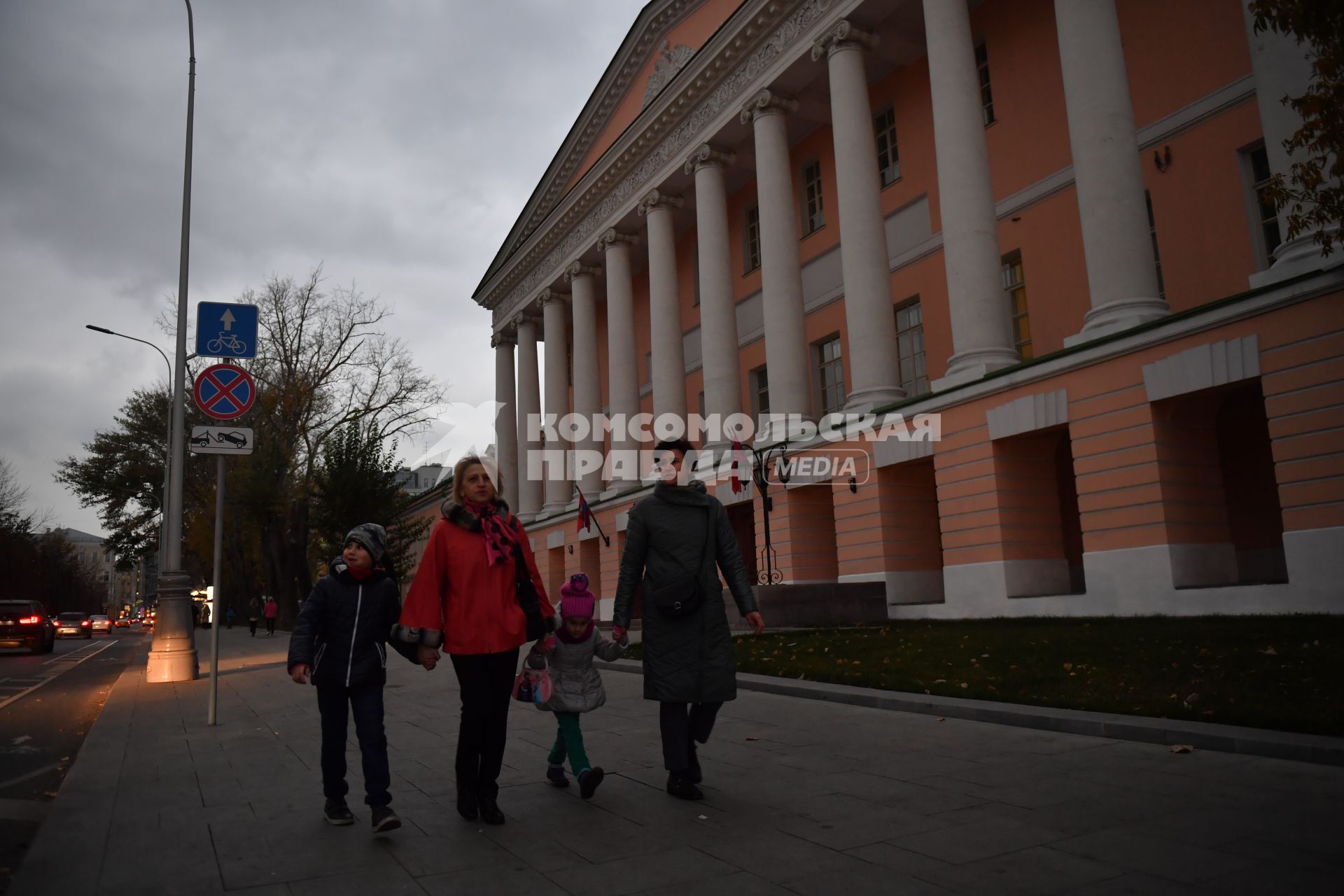 Москва. Прохожие у здания Московской городской думы на Страстном бульваре.