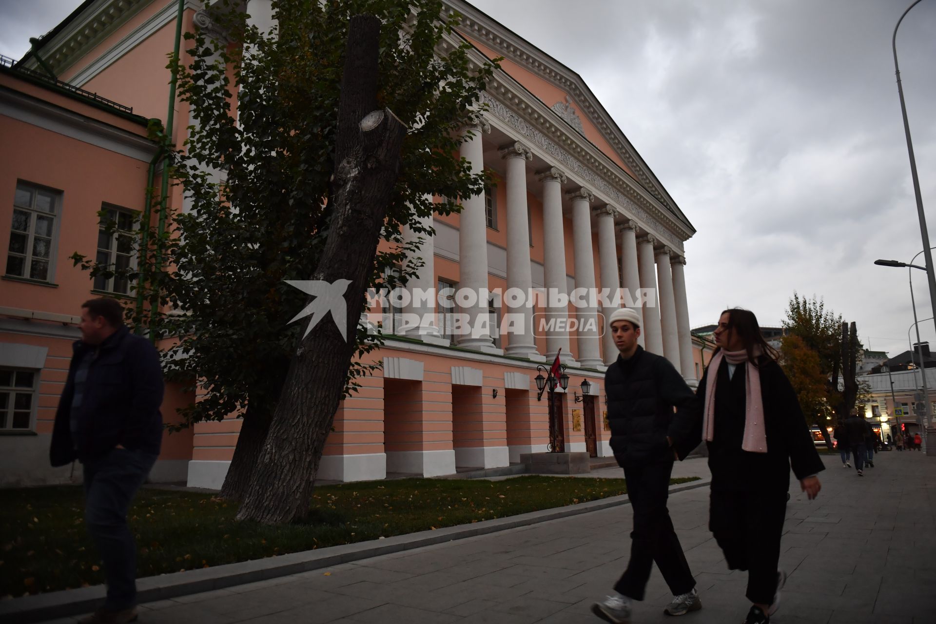 Москва. Молодые люди у здания Московской городской думы на Страстном бульваре.