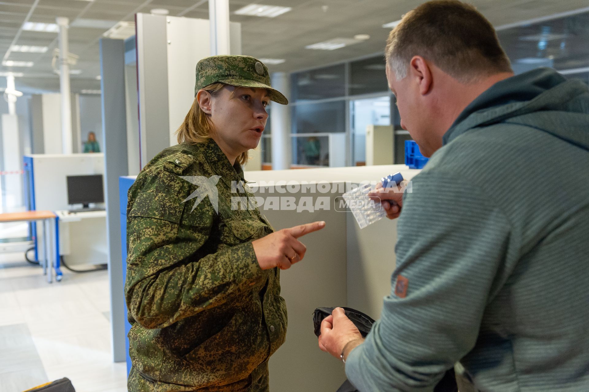 Санкт-Петербург.   Зона таможенного контроля в пассажирском порту `Морской фасад`.