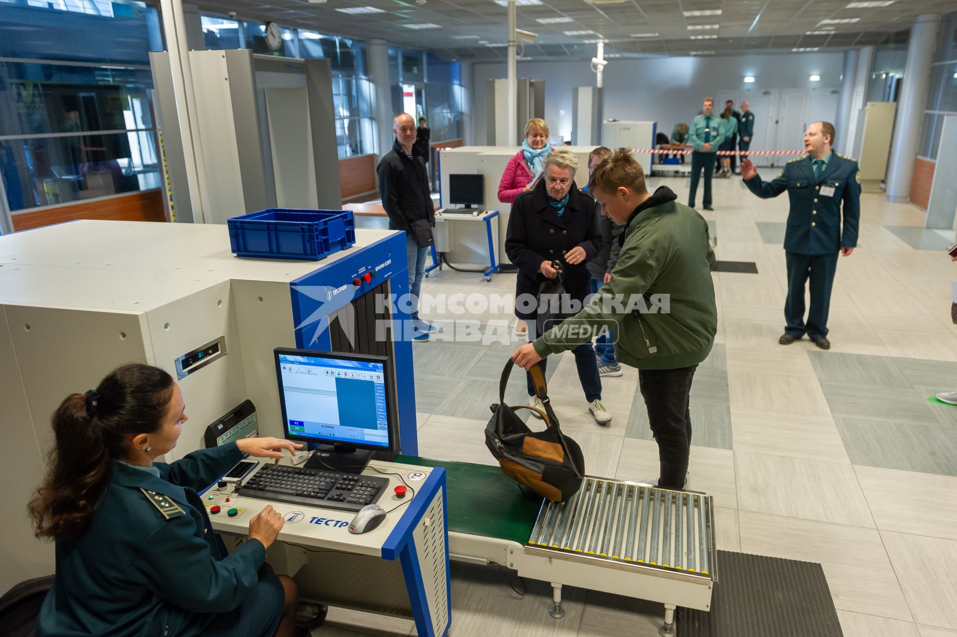 Санкт-Петербург.   Зона таможенного контроля в пассажирском порту `Морской фасад`.