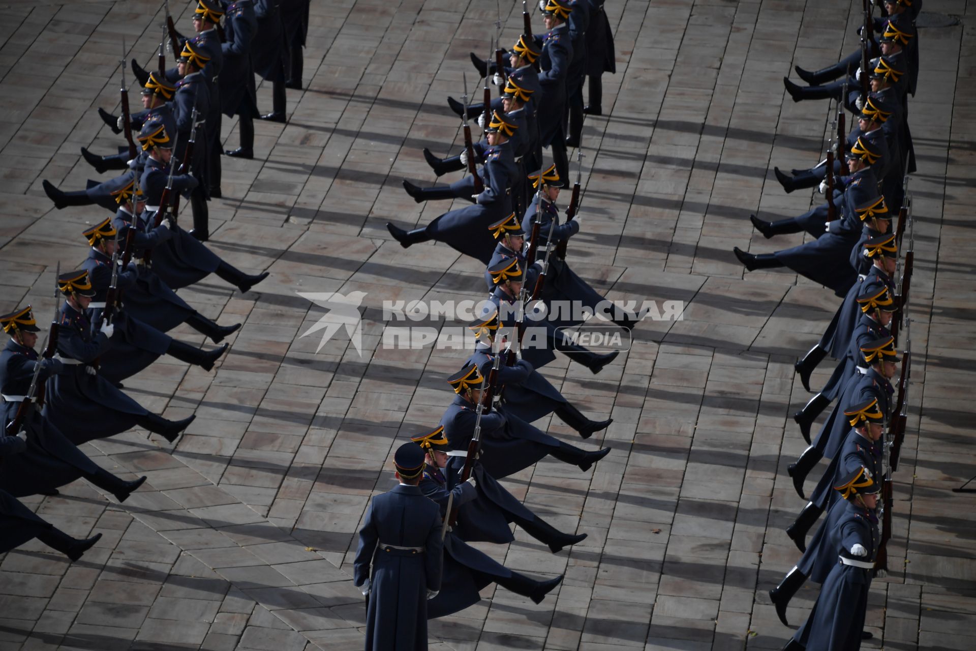 Москва. Церемония развода пеших и конных караулов  Президентского полка в Кремле на Соборной площади.