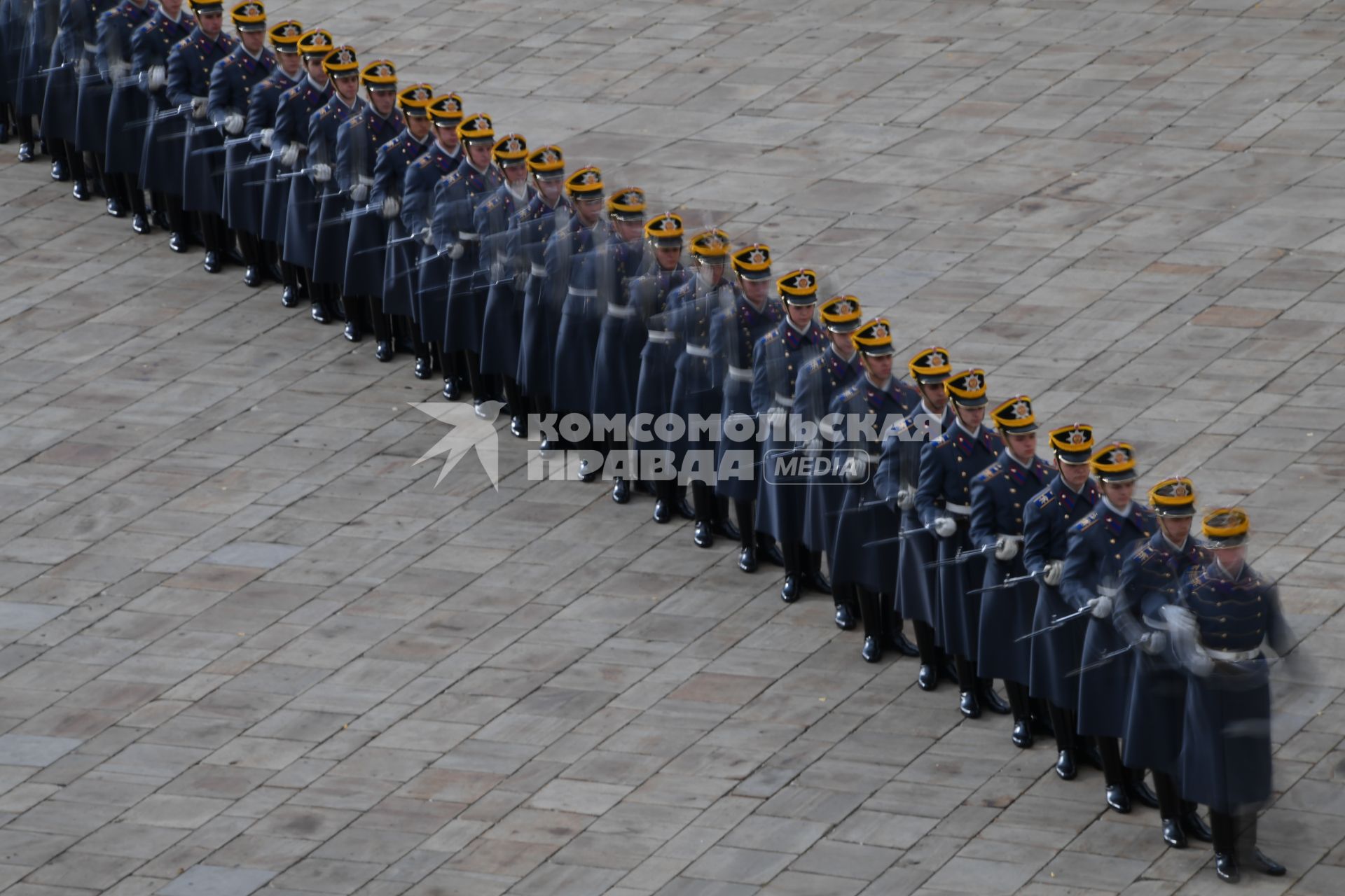 Москва. Церемония развода пеших и конных караулов  Президентского полка в Кремле на Соборной площади.