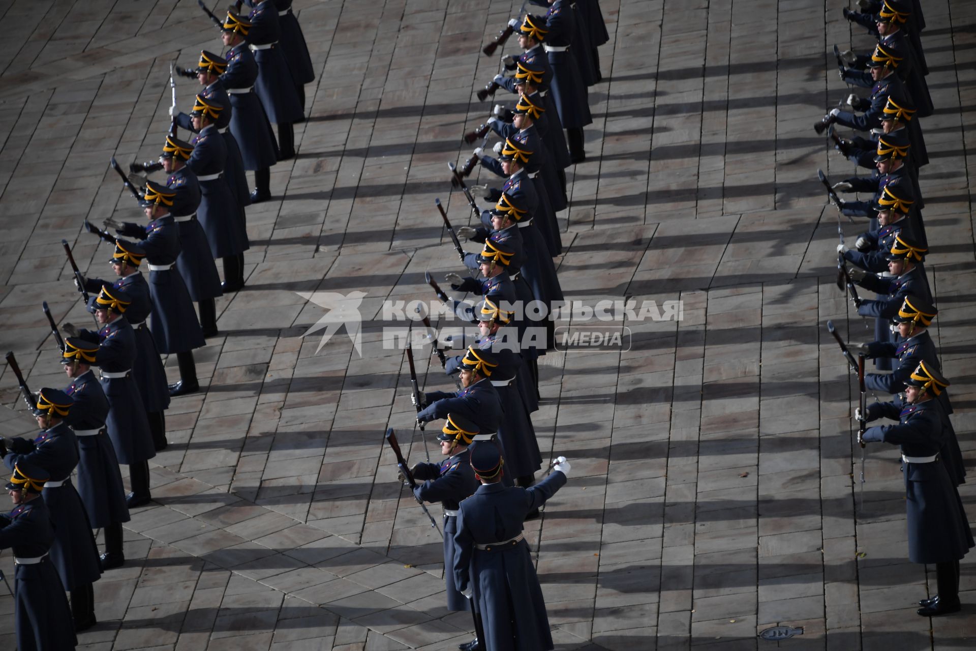 Москва. Церемония развода пеших и конных караулов  Президентского полка в Кремле на Соборной площади.