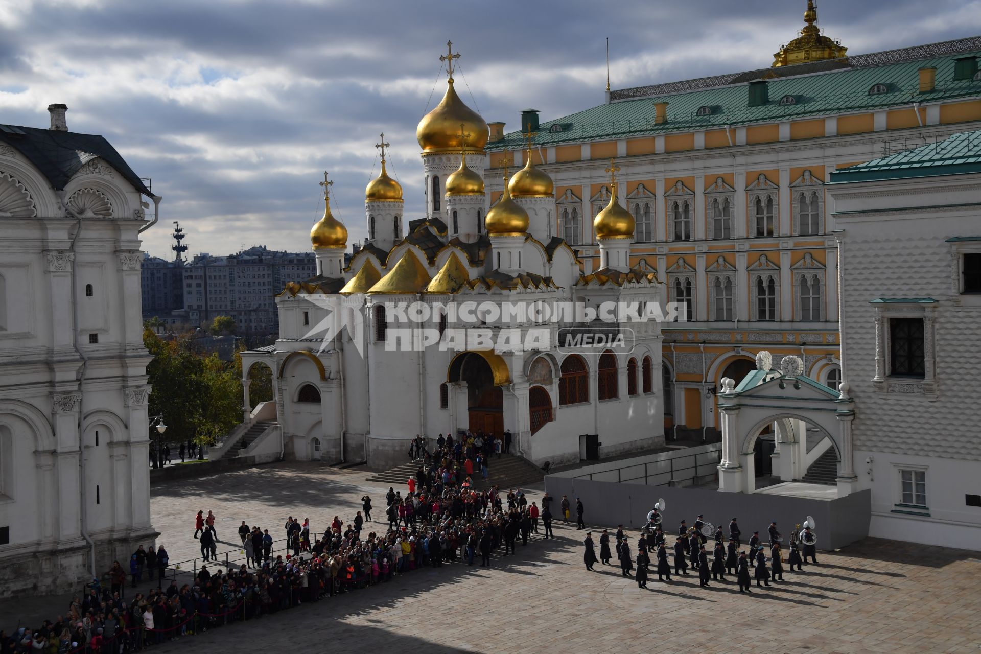 Москва. Церемония развода пеших и конных караулов  Президентского полка в Кремле на Соборной площади.