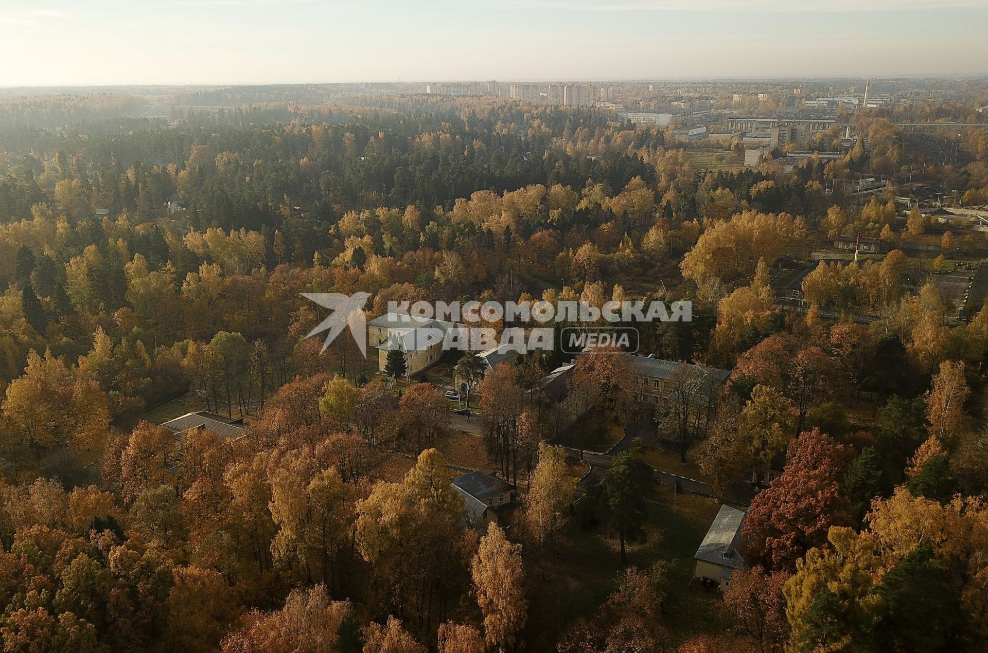 Московская область. Вид сверху  на больницу в селе Петровское.