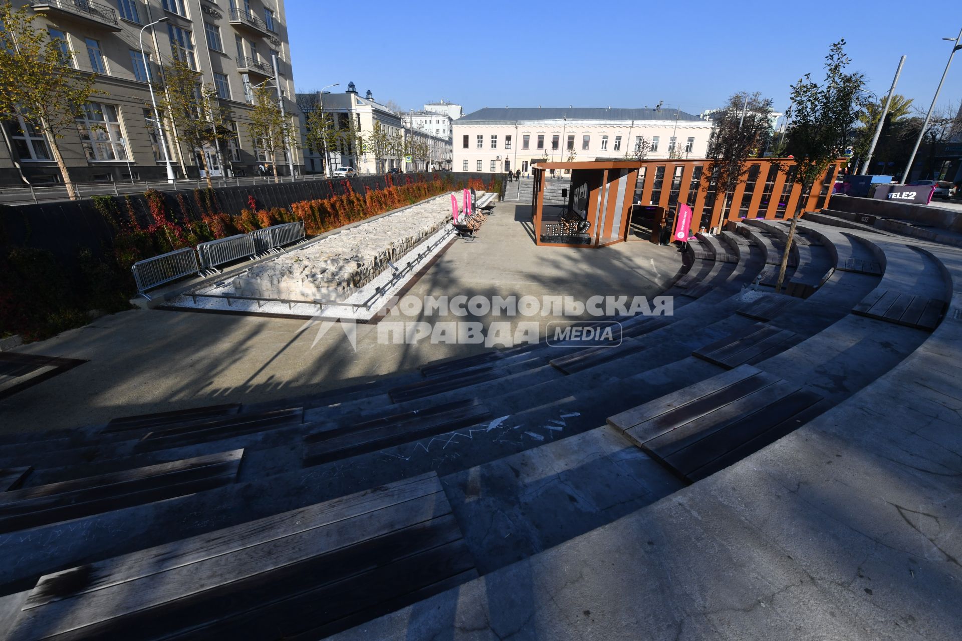 Москва. Фрагмент стены Белого города на Хохловской площади.