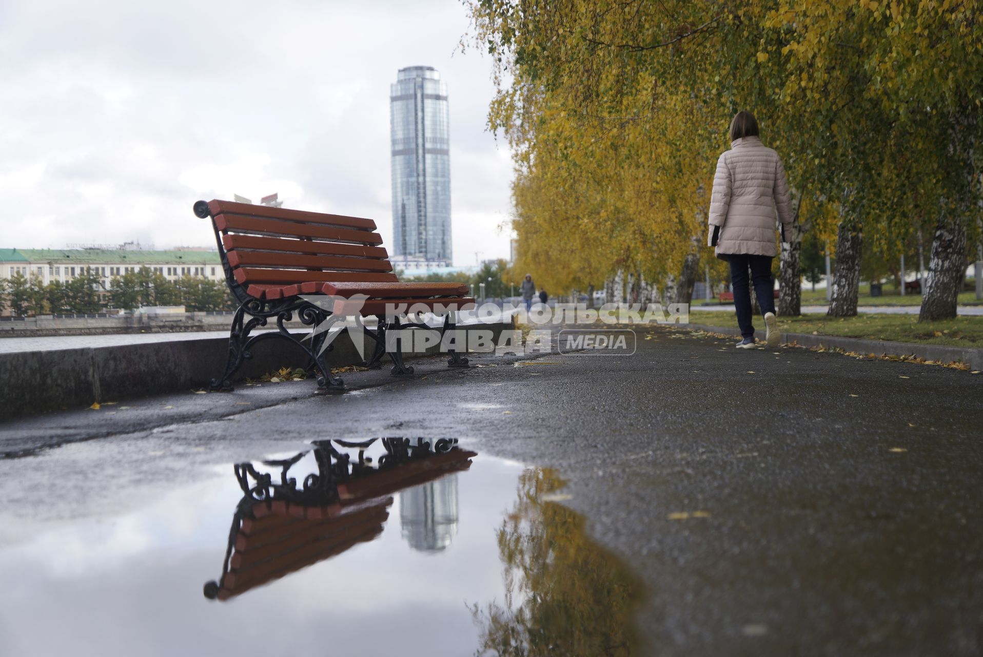 Екатеринбург. Пуская скамейка на набережной реки Исеть