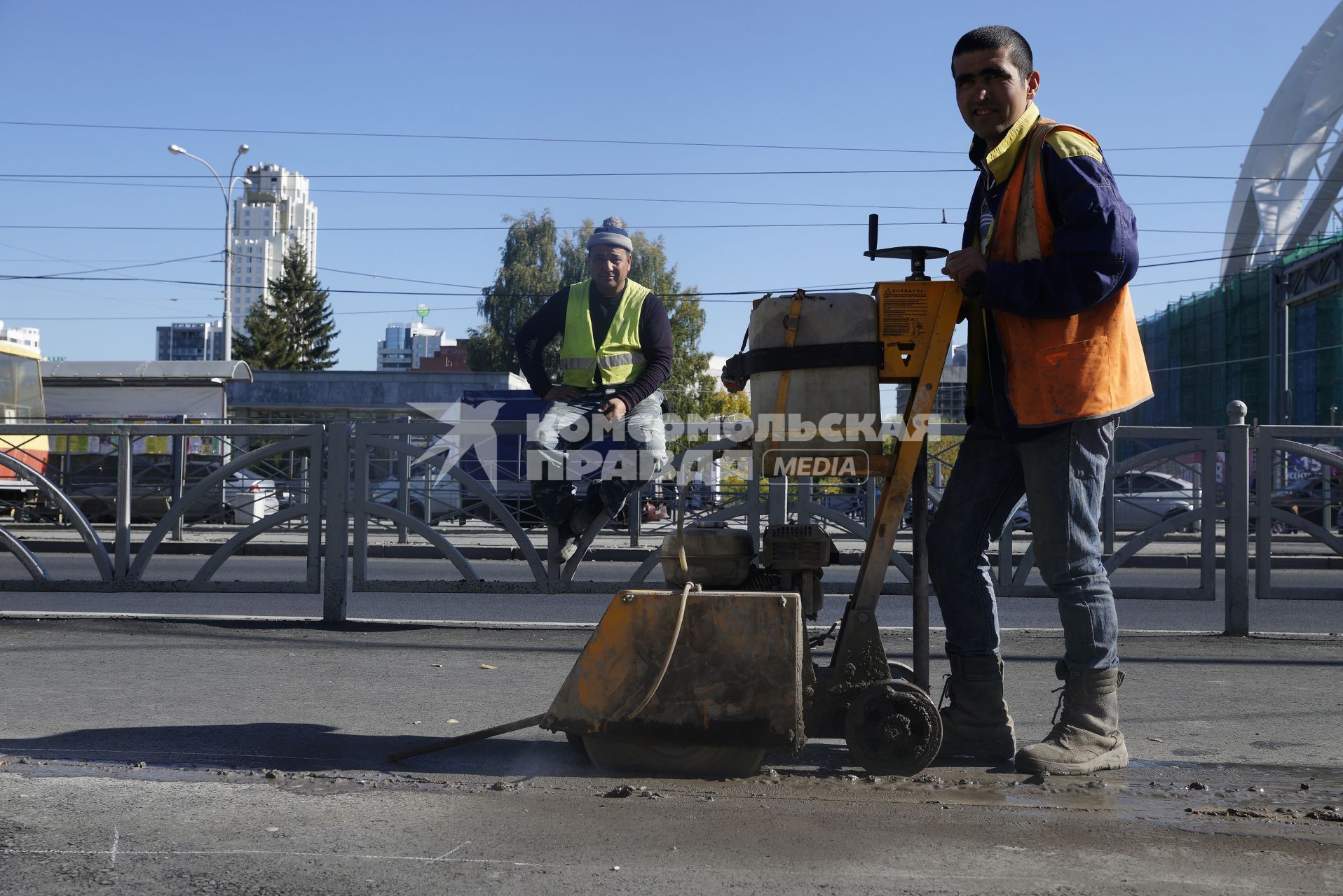 Екатеринбург. Дорожные рабочие срезают старый асфальт с тротуара