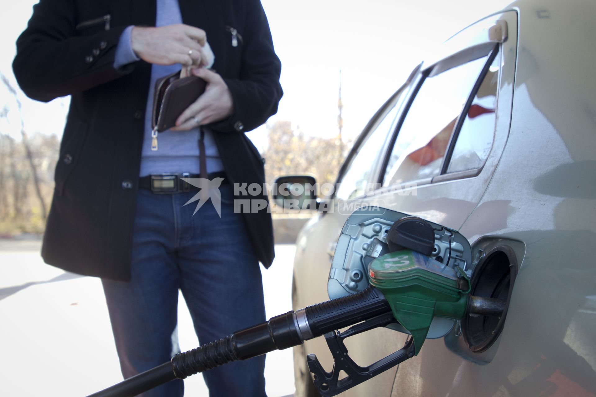 Иркутск.    Заправка автомобиля на одной из автозаправочных станций.