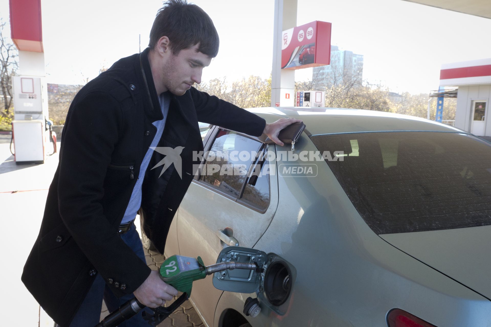 Иркутск.    Заправка автомобиля на одной из автозаправочных станций.