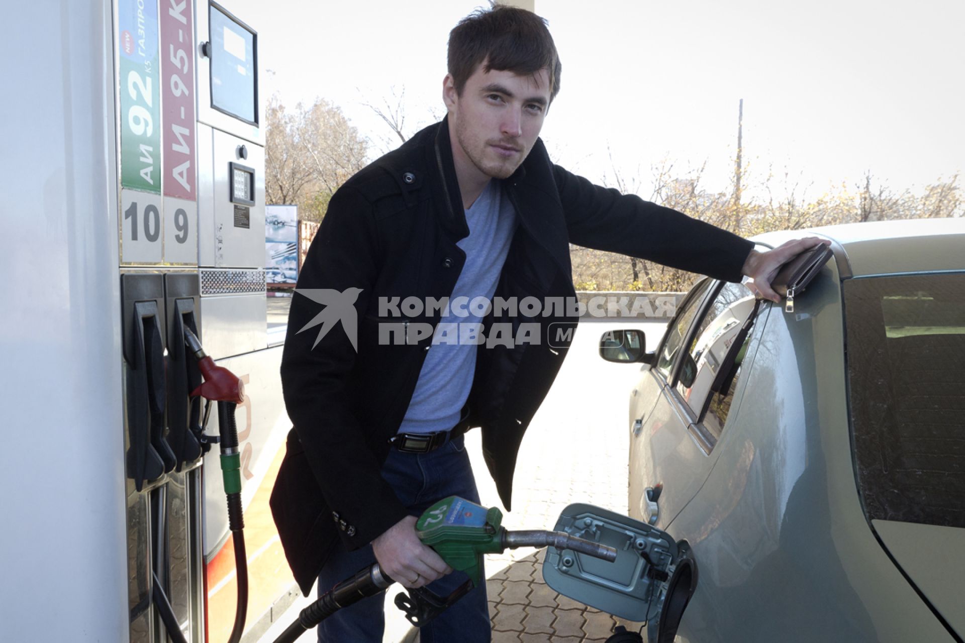 Иркутск.    Заправка автомобиля на одной из автозаправочных станций.