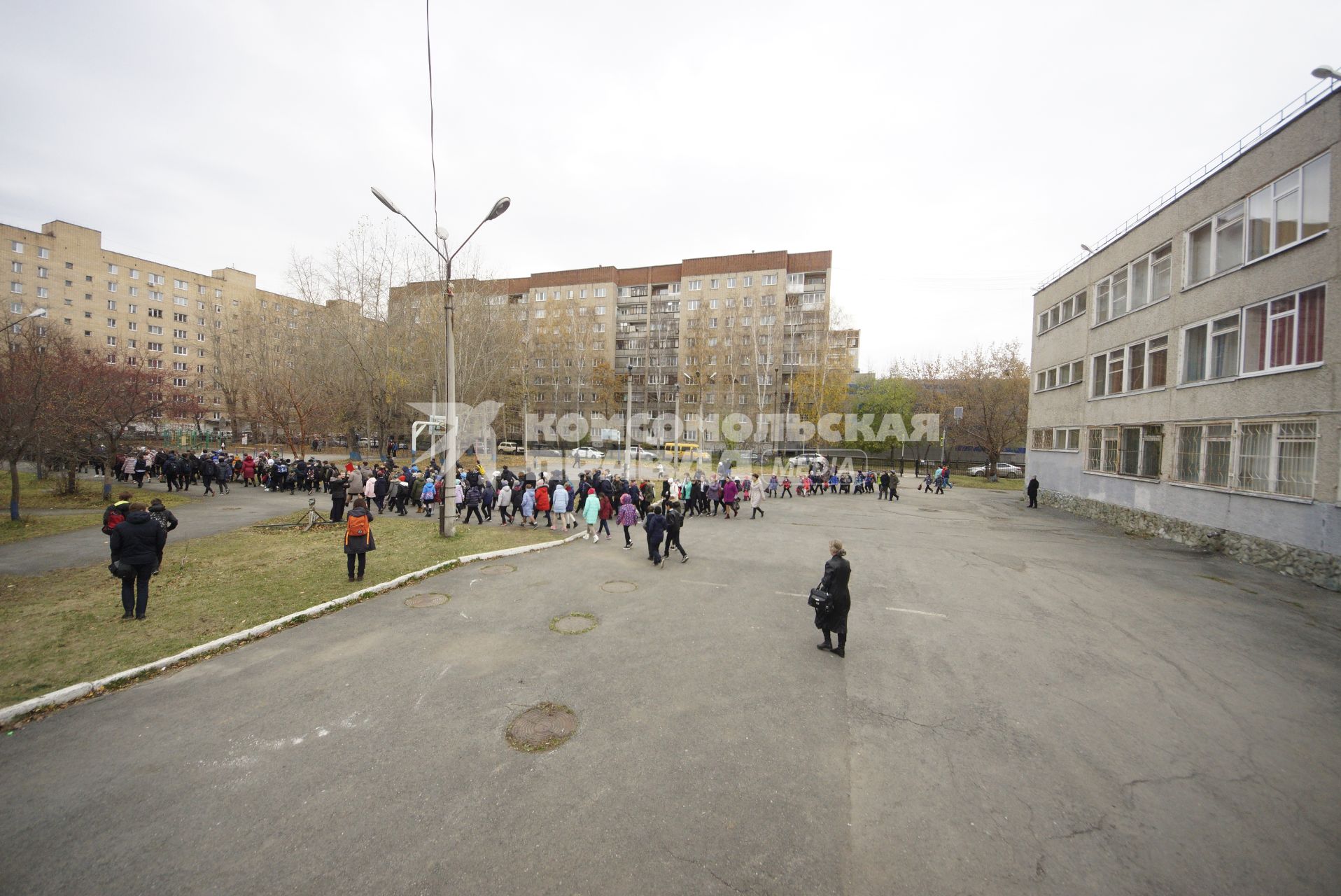 Екатеринбург. Учебная эвакуация детей в школе во время единого дня безопасности