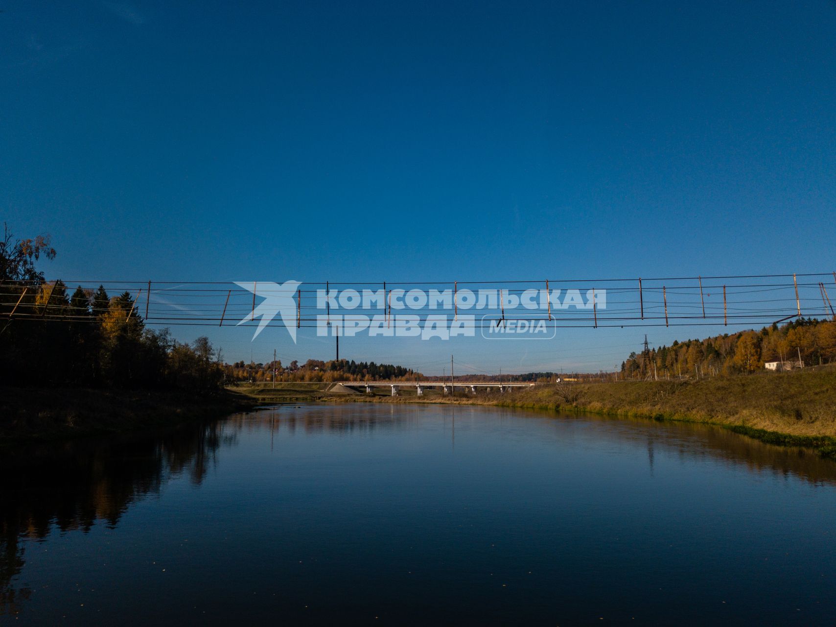 Московская область.  Вид на разрушенный  мост через Москву-реку    между деревнями Марс и Марково  Рузского  района.