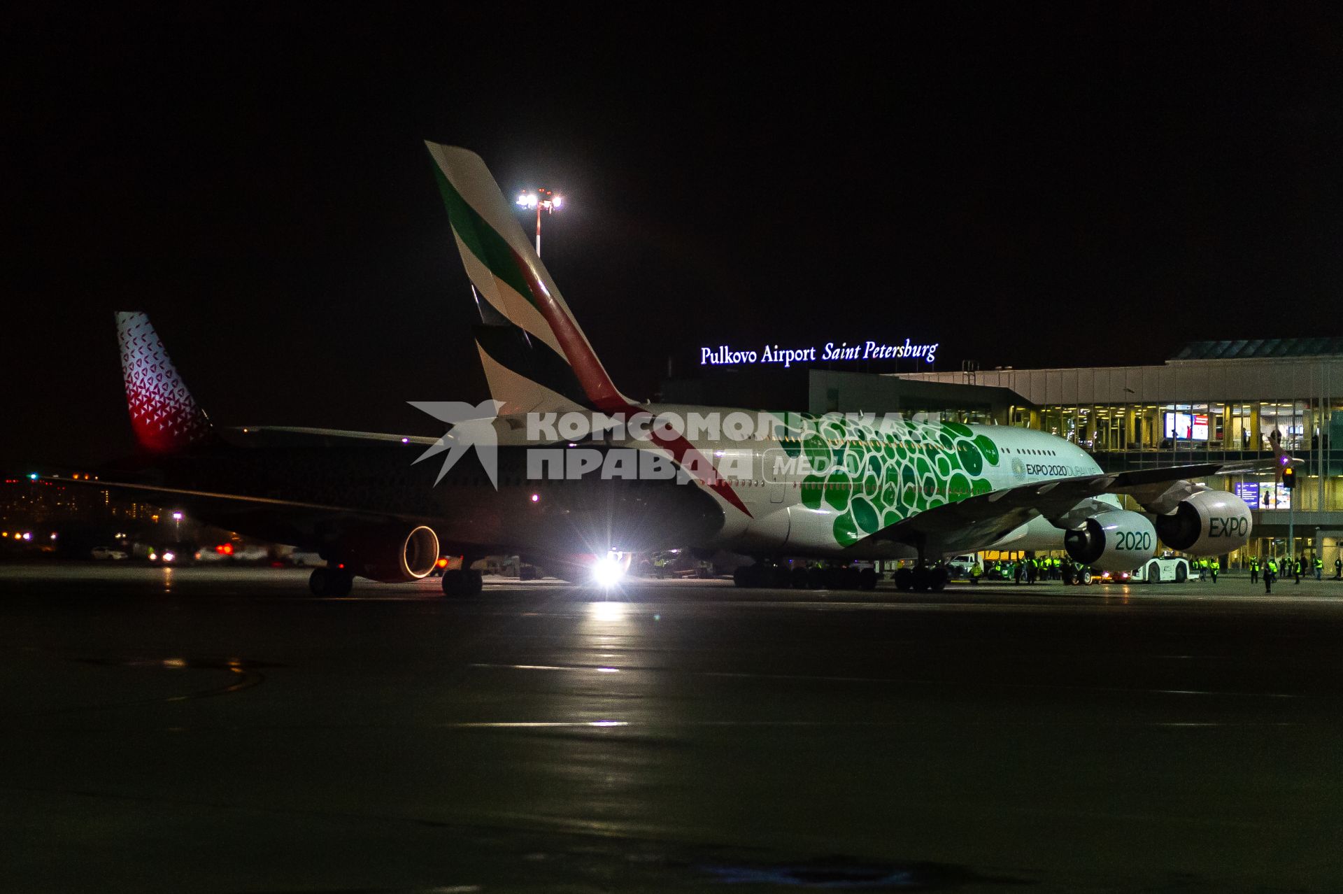 Санкт-Петербург. Крупнейший в мире пассажирский лайнер Airbus A380-800 авиакомпании Emirates в аэропорту Пулково.