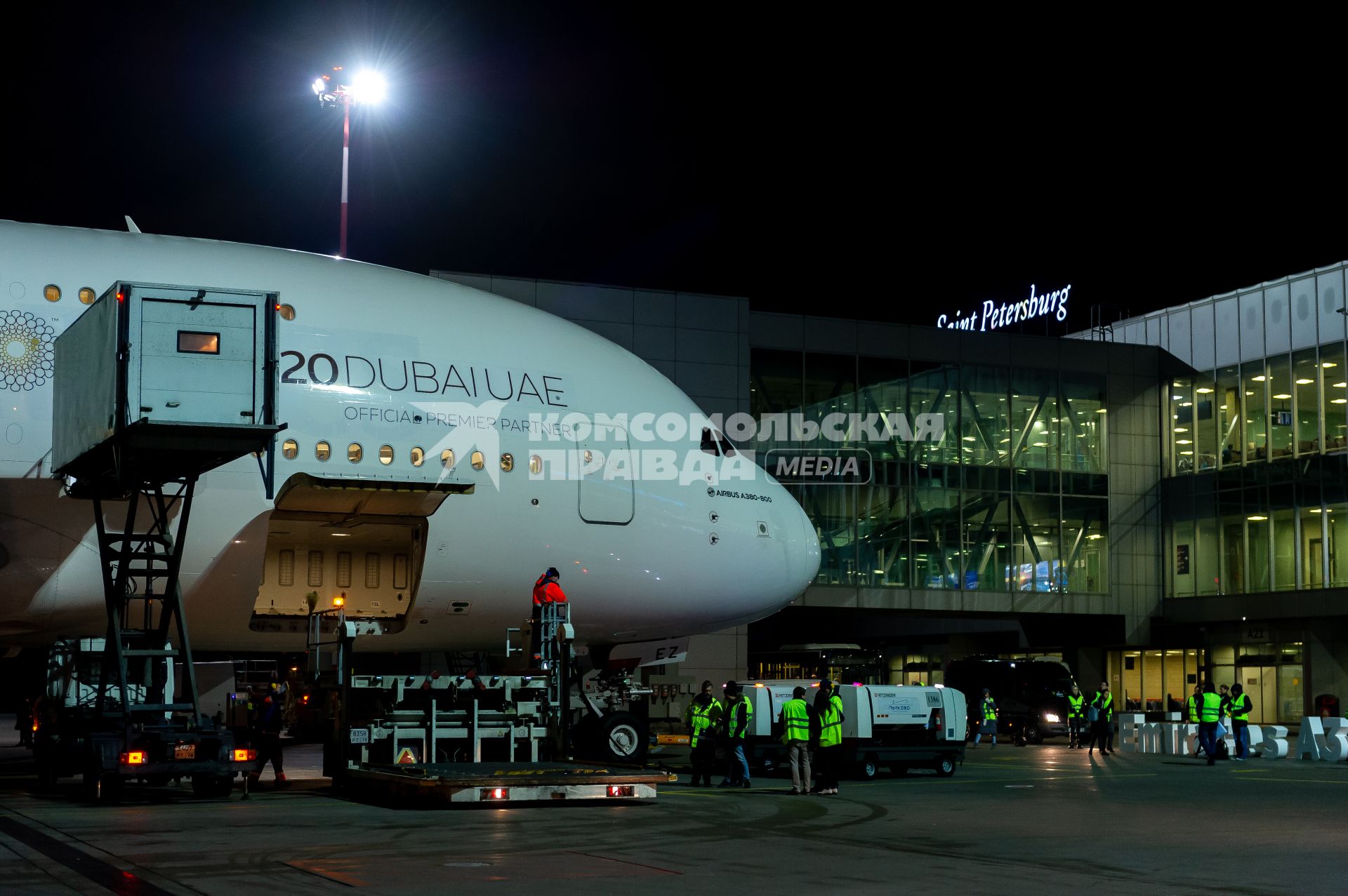 Санкт-Петербург. Крупнейший в мире пассажирский лайнер Airbus A380-800 авиакомпании Emirates в аэропорту Пулково.