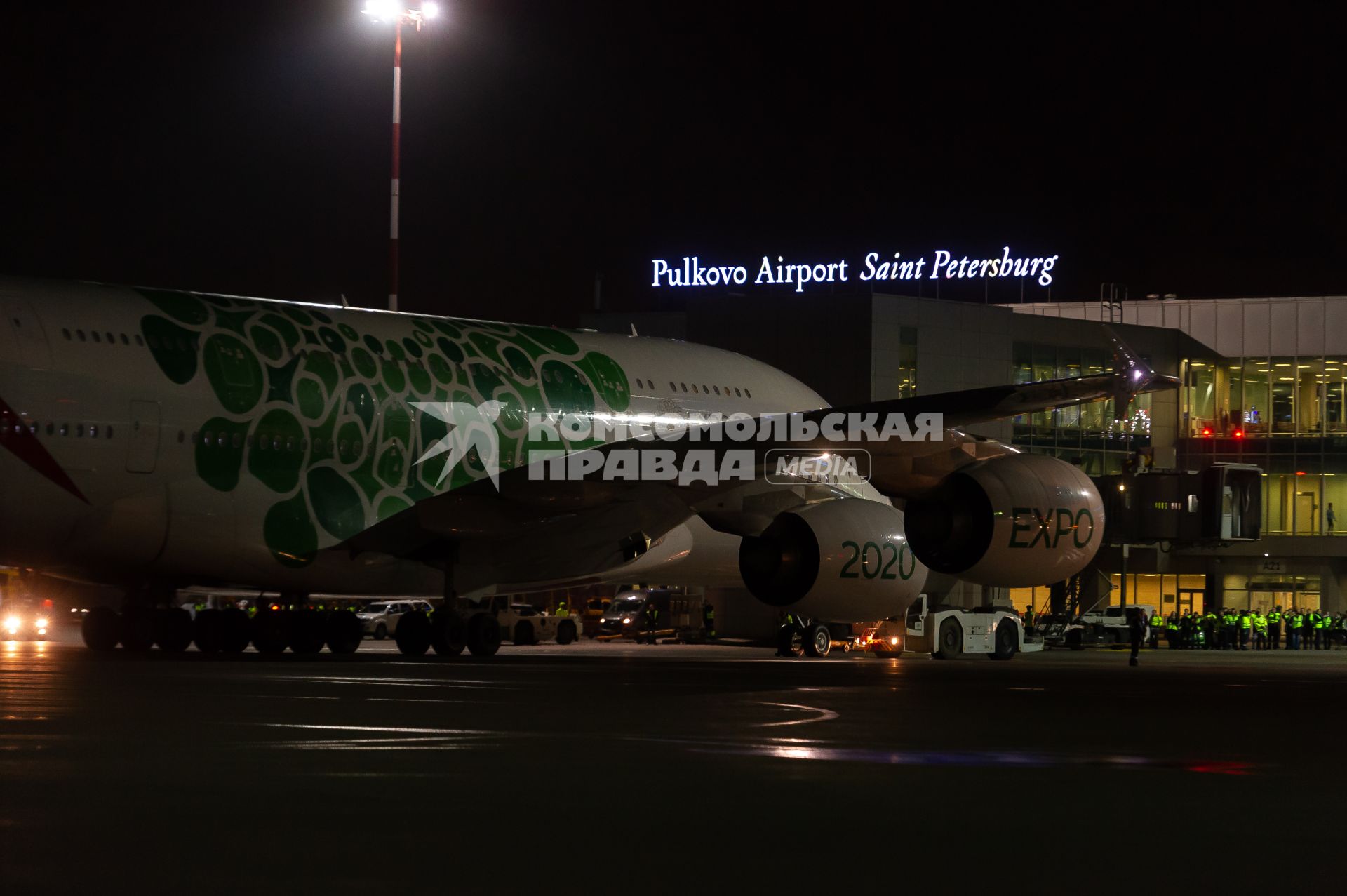 Санкт-Петербург. Крупнейший в мире пассажирский лайнер Airbus A380-800 авиакомпании Emirates в аэропорту Пулково.