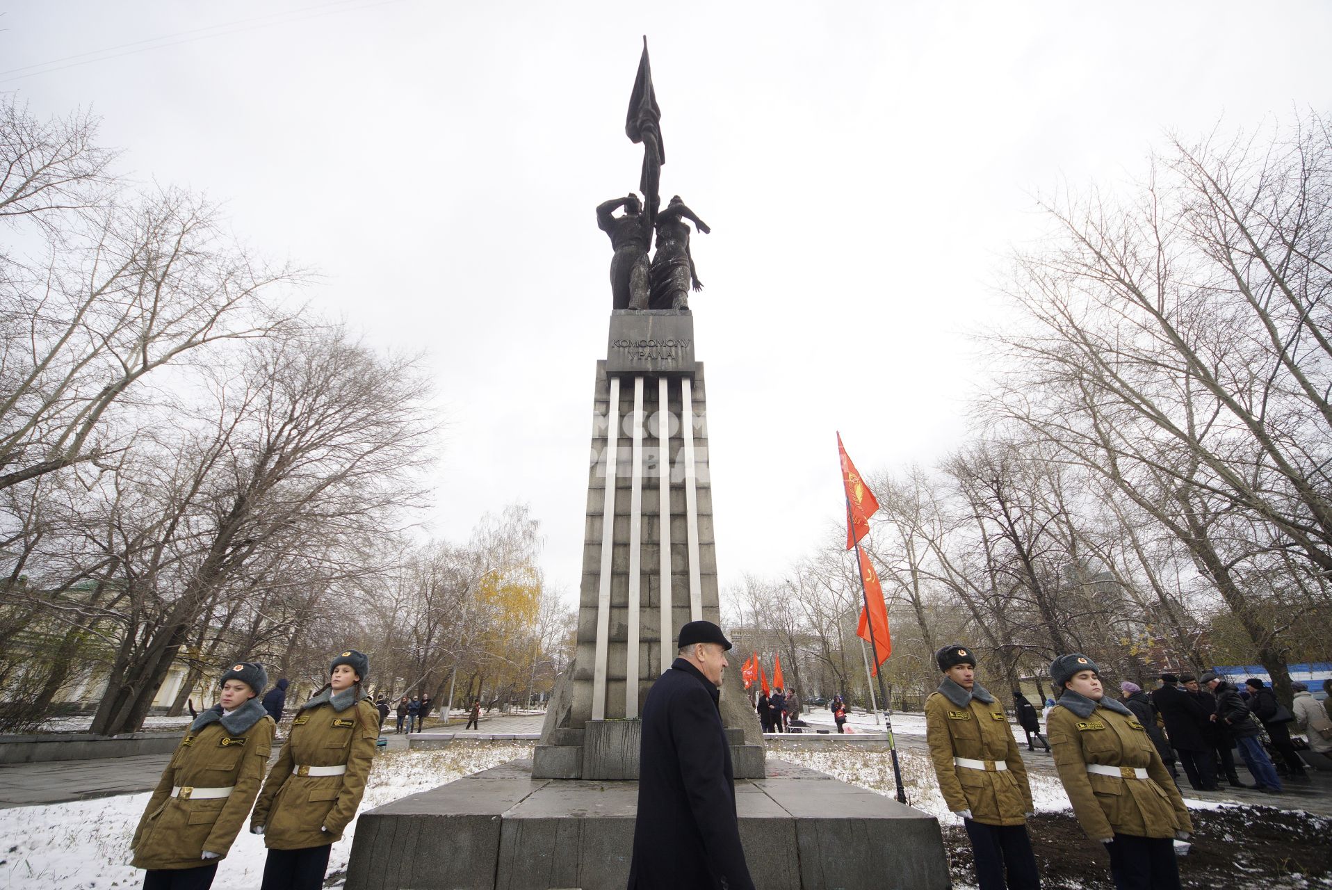 Екатеринбург. Празднование 100-летия ВЛКСМ у памятника комсомольцам Урала