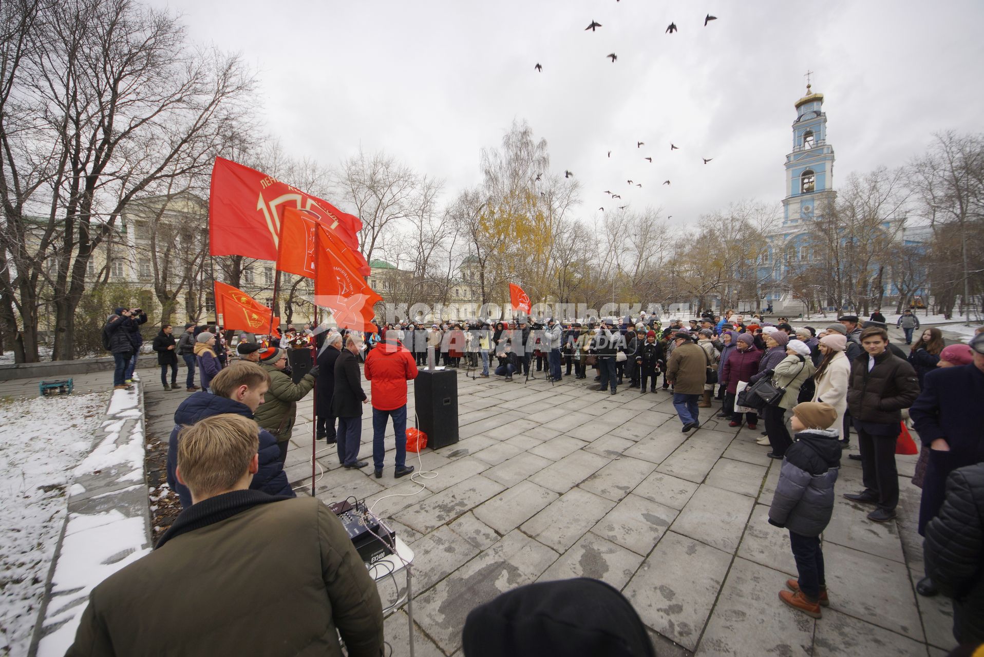 Екатеринбург. Празднование 100-летия ВЛКСМ у памятника комсомольцам Урала