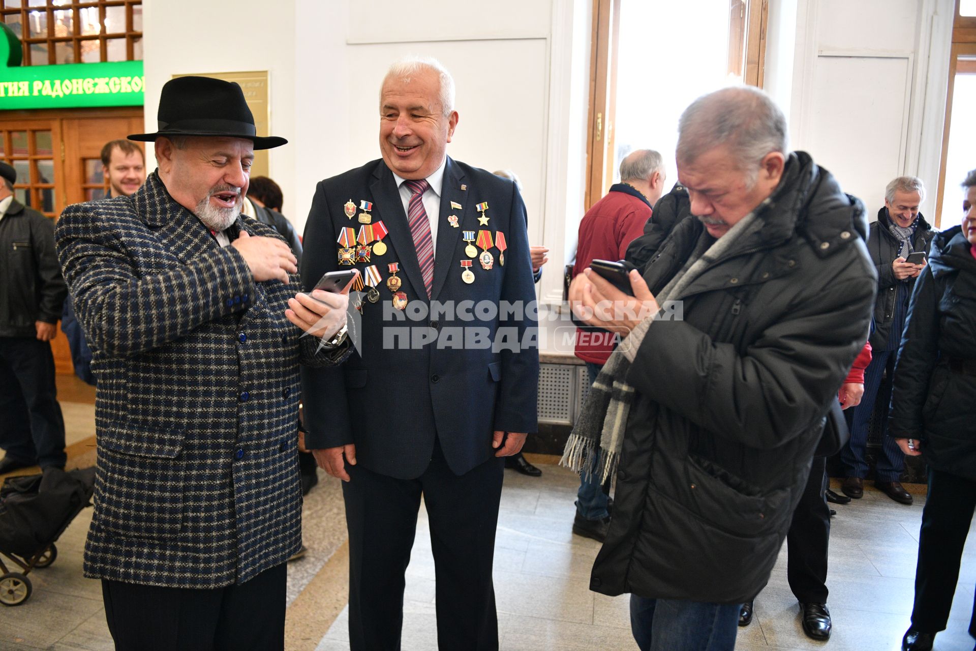 Москва. Корреспондент `Комсомольской правды` Александр Гамов и ветераны строительства железнодорожной магистрали  во время церемонии открытия памятной доски, посвященной первопроходцам БАМа на Ярославском вокзале.