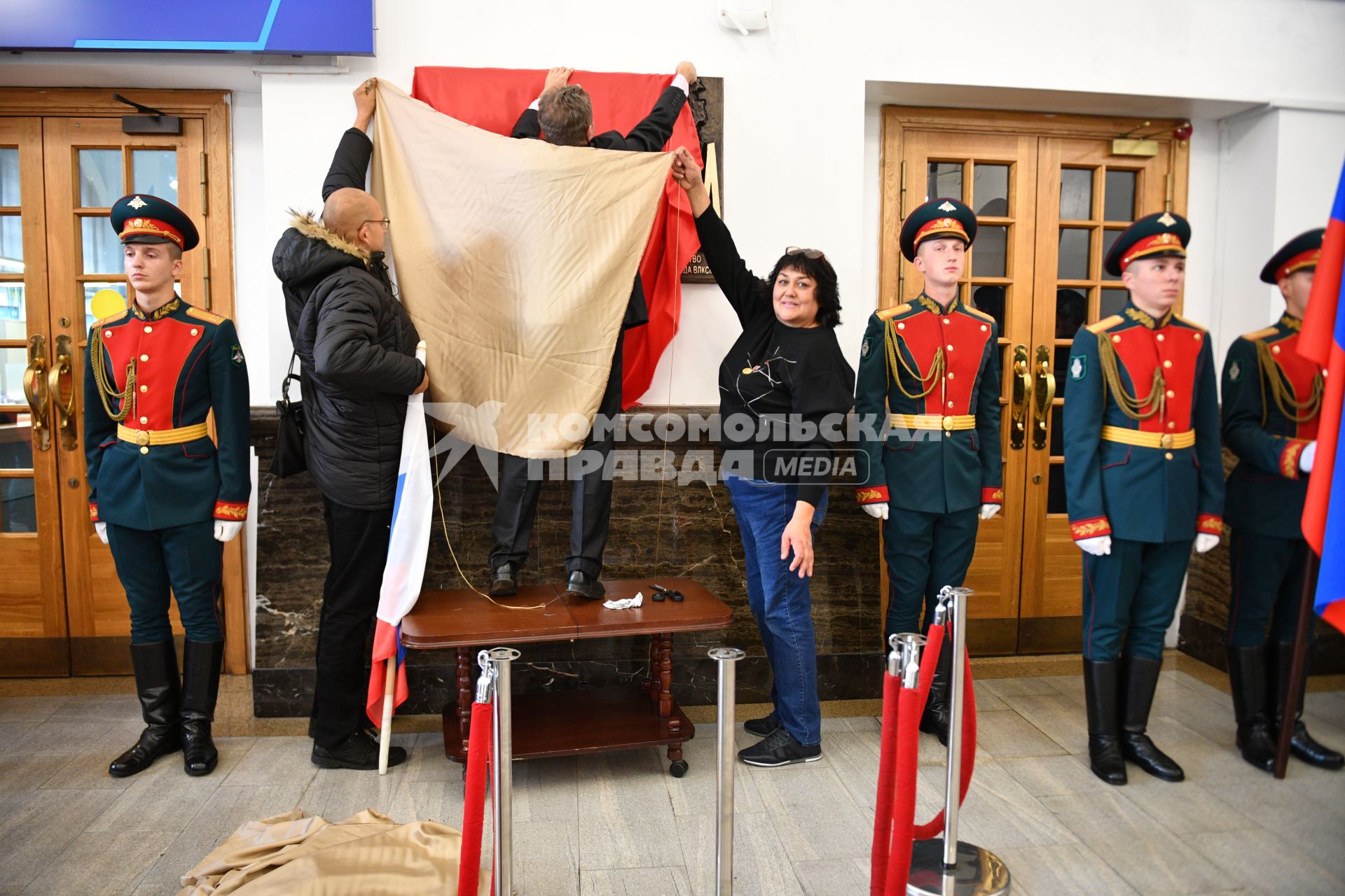 Москва. Ветераны строительства железнодорожной магистрали  во время церемонии открытия памятной доски, посвященной первопроходцам БАМа на Ярославском вокзале.