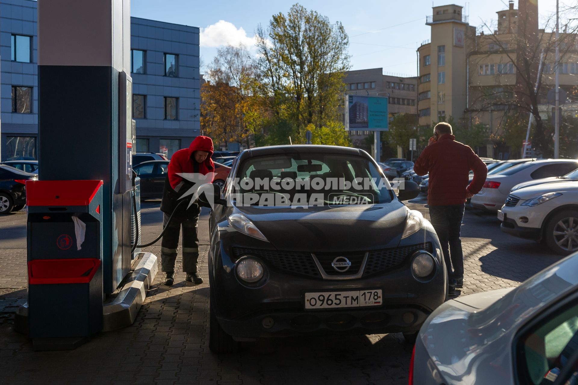 Санкт-Петербург. Сотрудник АЗС заправляет автомобиль на автозаправочной станции.