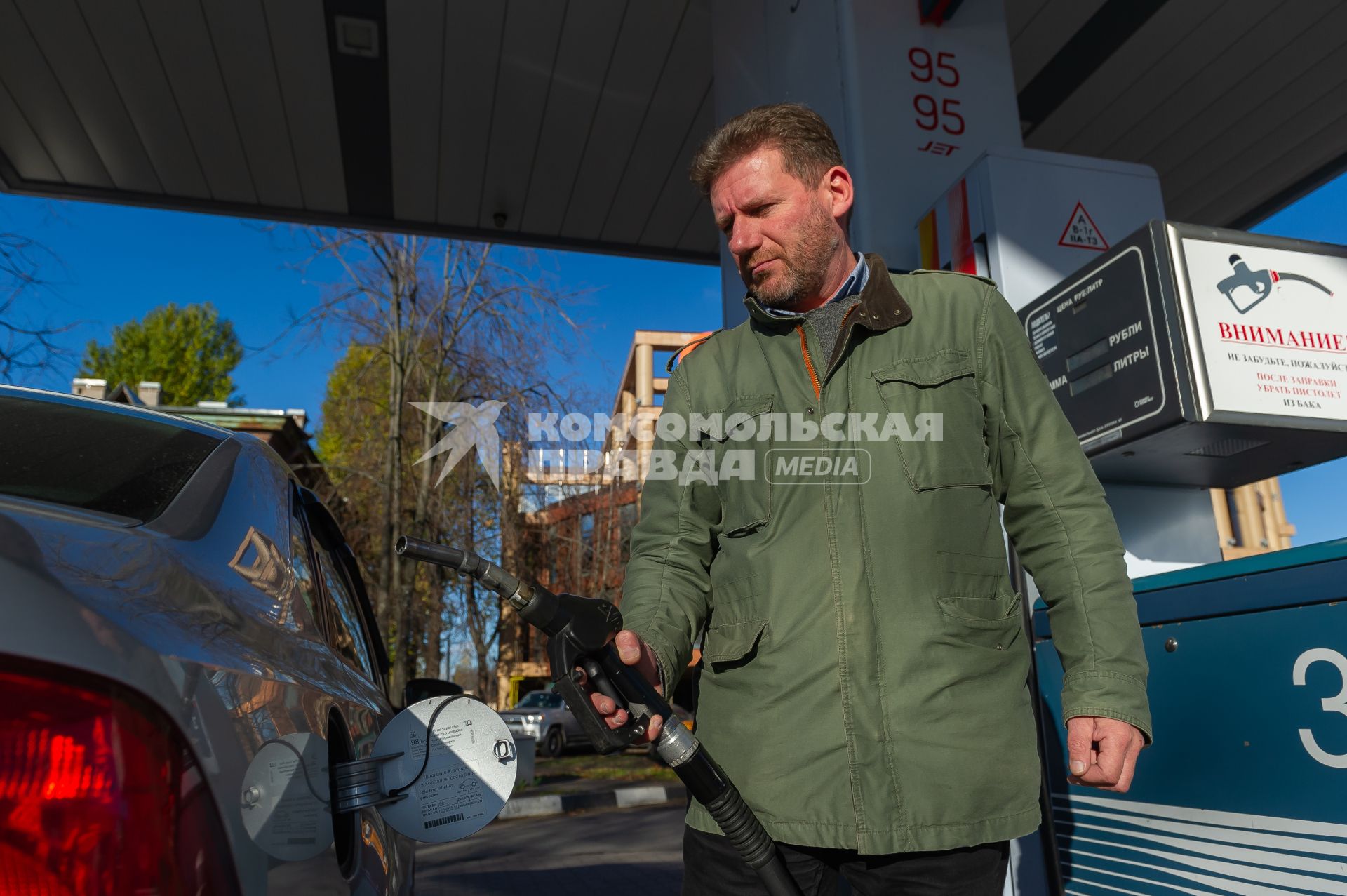 Санкт-Петербург. Водитель заправляет автомобиль на автозаправочной станции.