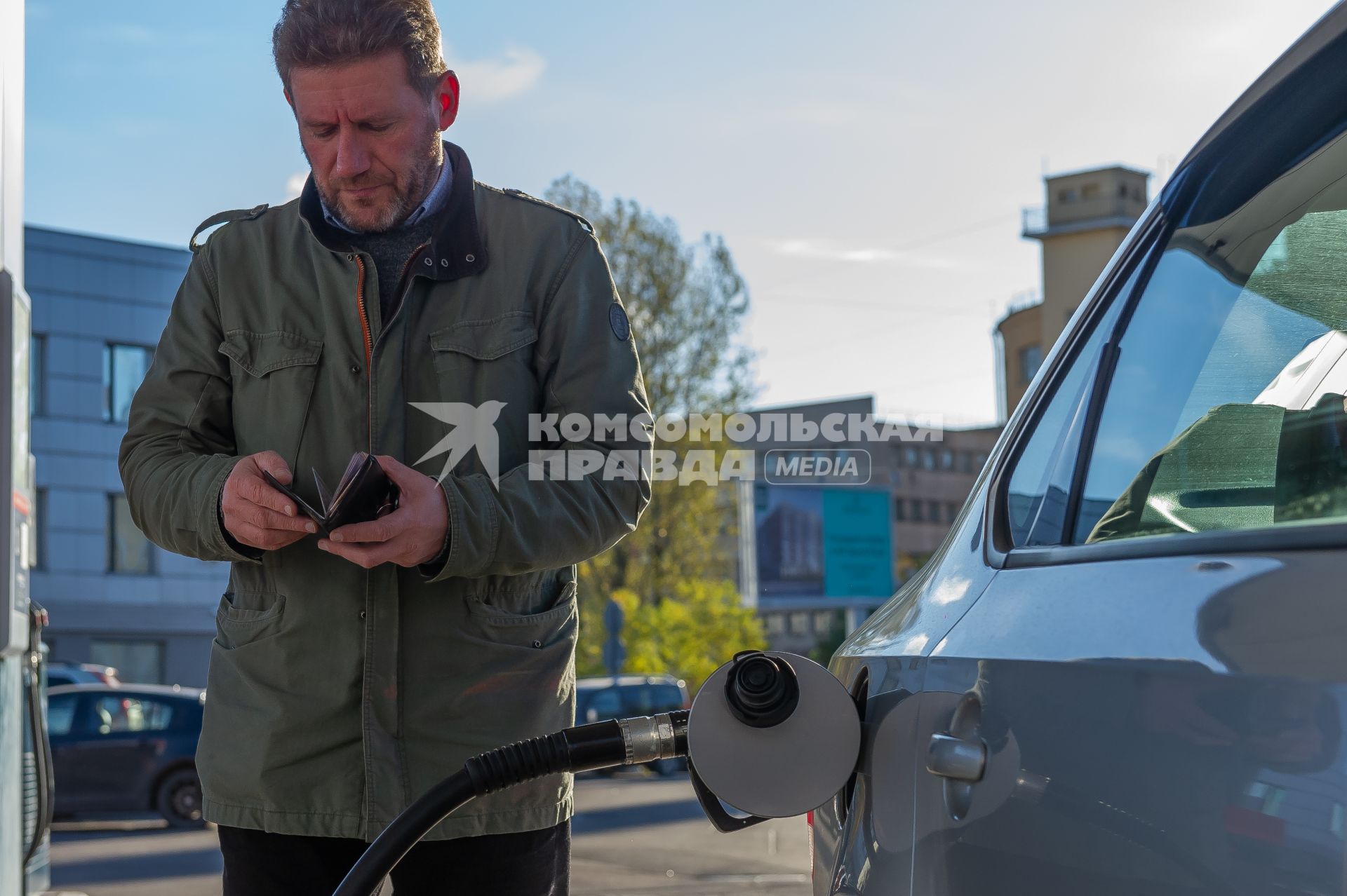 Санкт-Петербург. Водитель заправляет автомобиль на автозаправочной станции