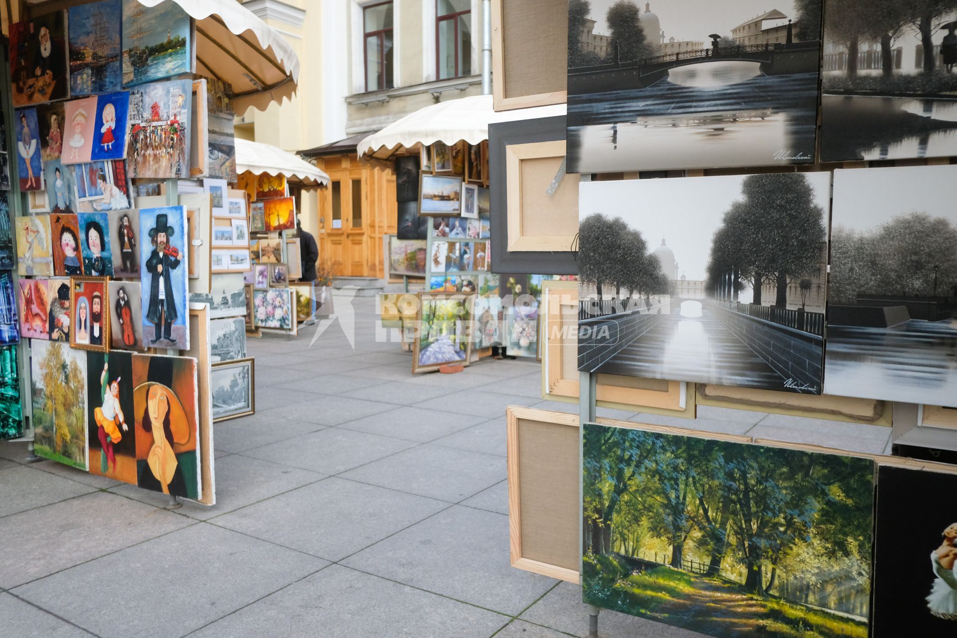 Санкт-Петербург. Продажа картин на улице.