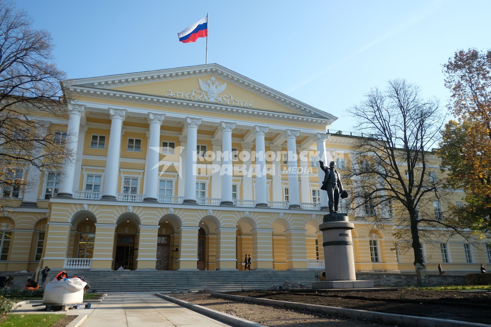 Санкт-Петербург.  Резиденция губернатора Петербурга бывшее здание Смольного института благородных девиц.