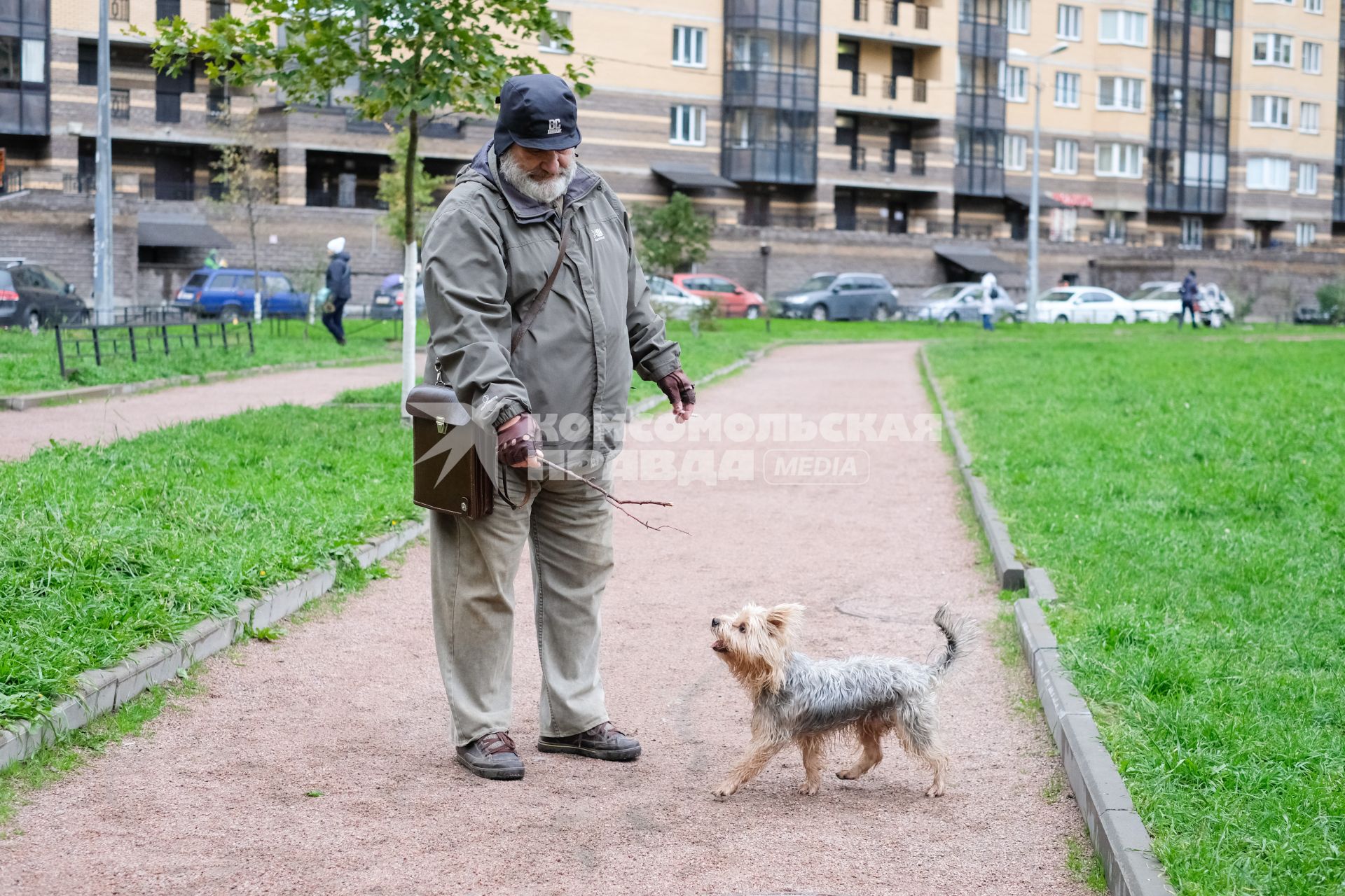 Санкт-Петербург.  Мужчина гуляет с собакой.