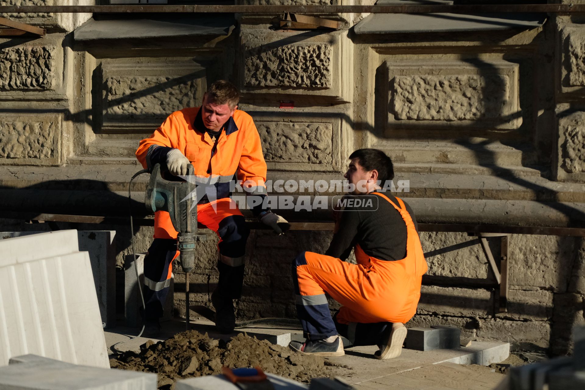 Санкт-Петербург. Рабочие укладывают тротуарную плитку.